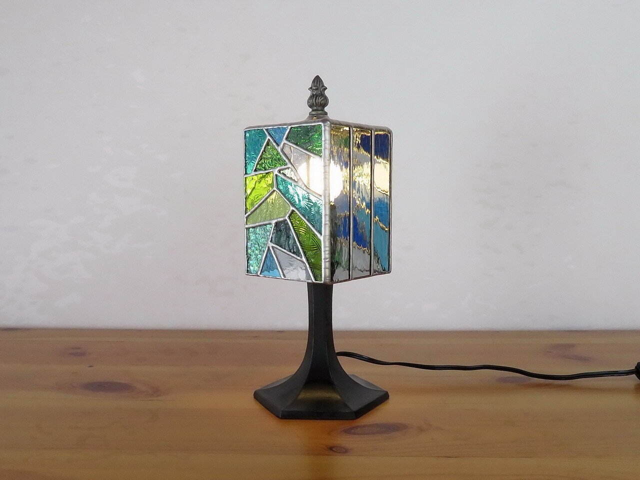 作家様作品　ステンドグラス　サイドテーブル　ランプ　ブルー系マーブル　18センチ 作家様作品 ステンドグラス サイドテーブル ランプ ブルー系マーブル