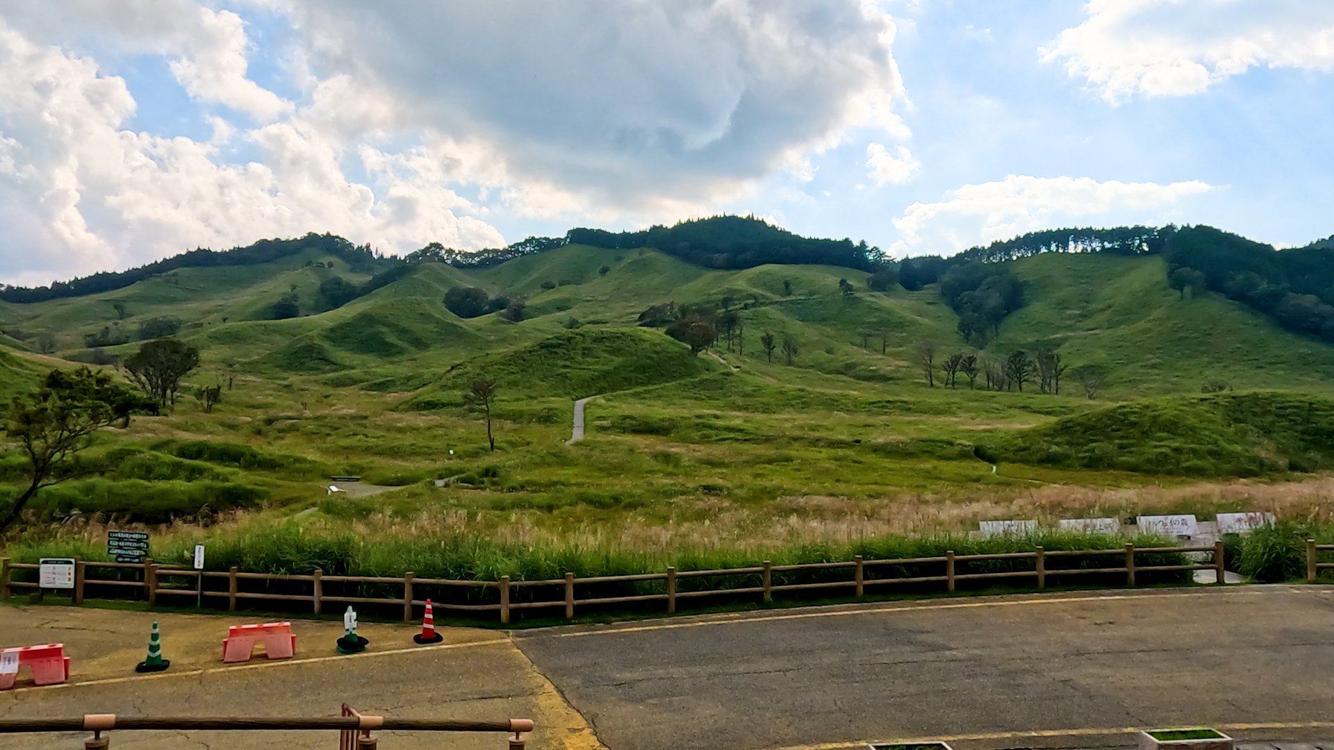 兵庫県】砥峰（とのみね）高原のススキの中を散歩｜雲