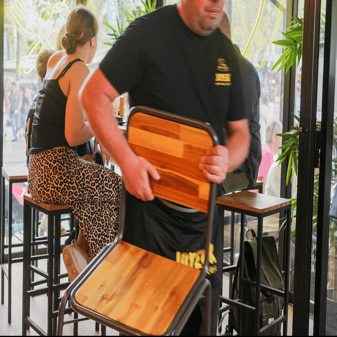 パリの街角・オレンジ色のカフェ」 パリの街角・オレンジ色のカフェ