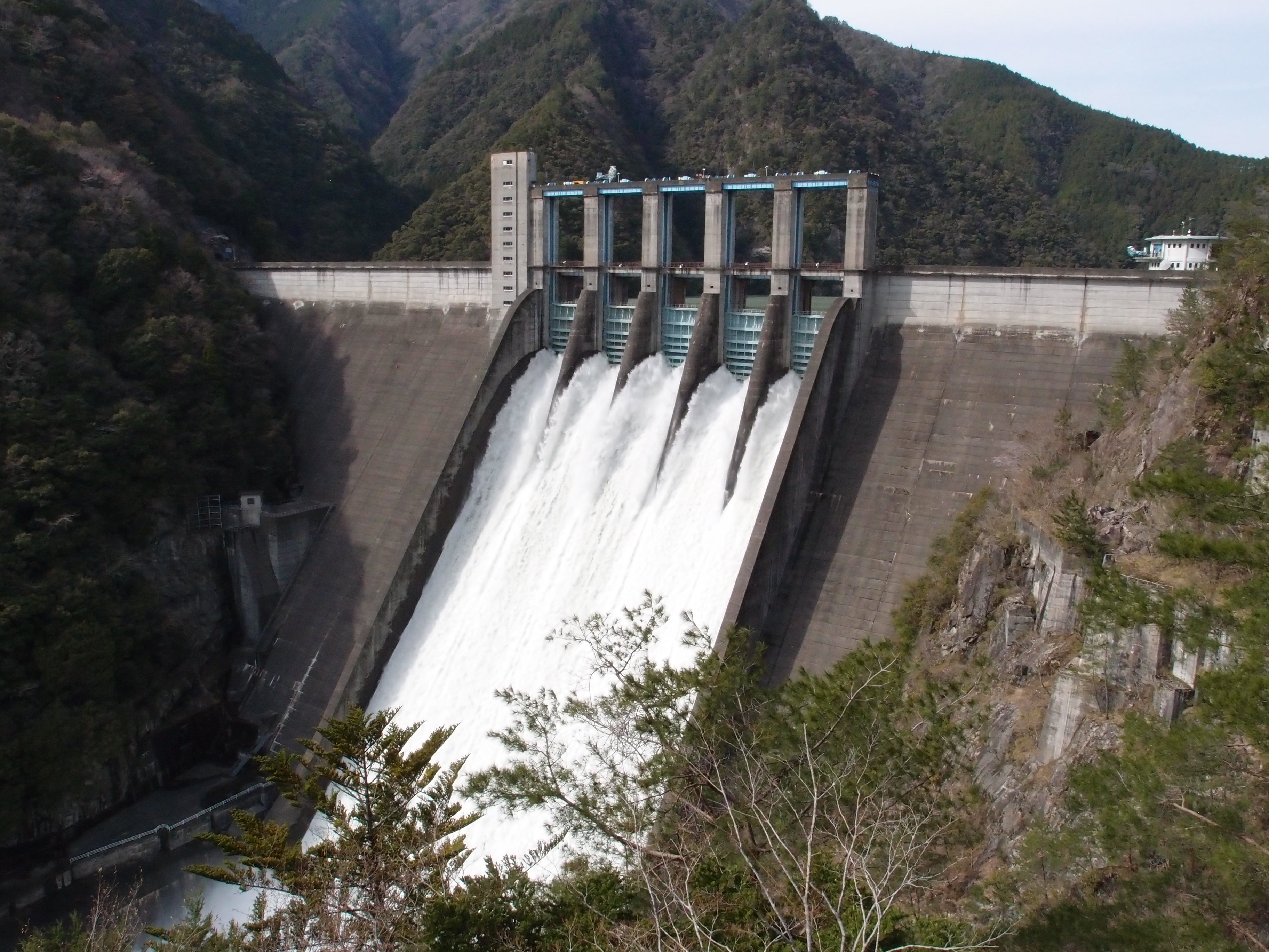 近代土木建築史に輝くダムの金字塔。この秋、佐久間ダム見学のチャンス