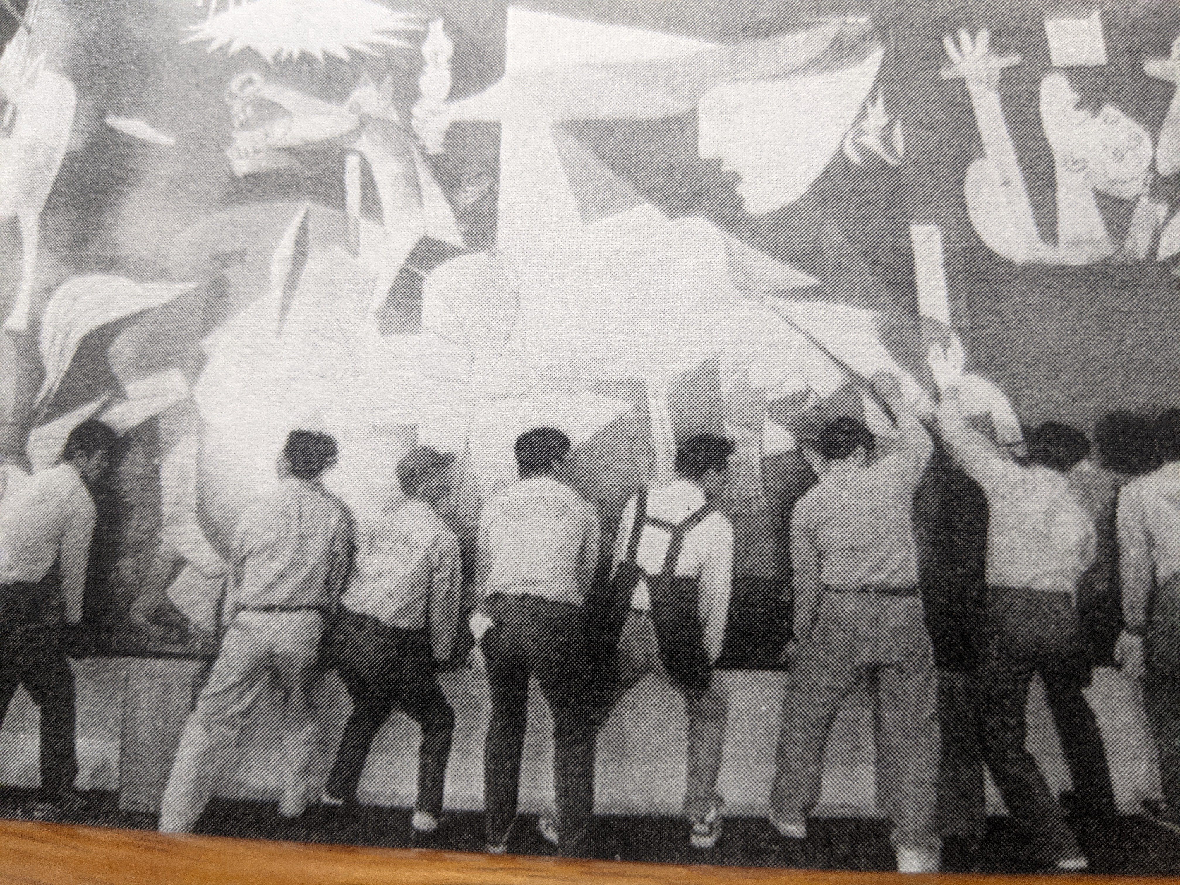 芸術が花開き魅惑の地を有するスペイン古都の無差別爆撃に抗議し制作