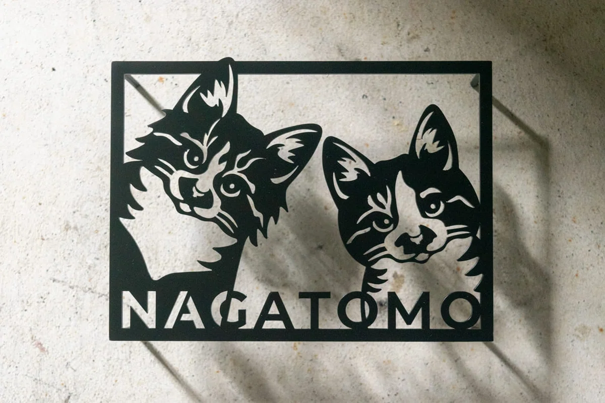 家族の絆を象徴するオーダーメイドの猫表札：愛猫がお出迎えする玄関 