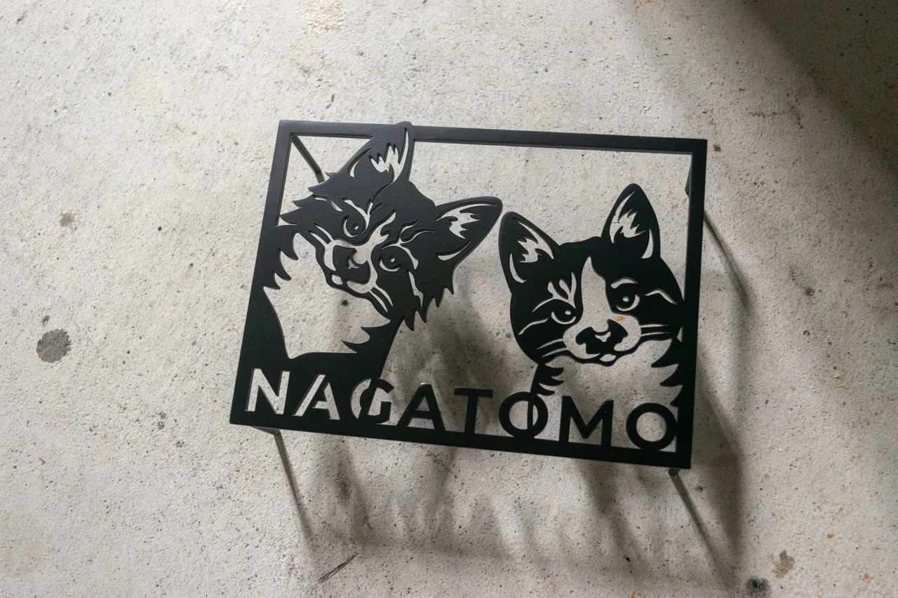 家族の絆を象徴するオーダーメイドの猫表札：愛猫がお出迎えする玄関
