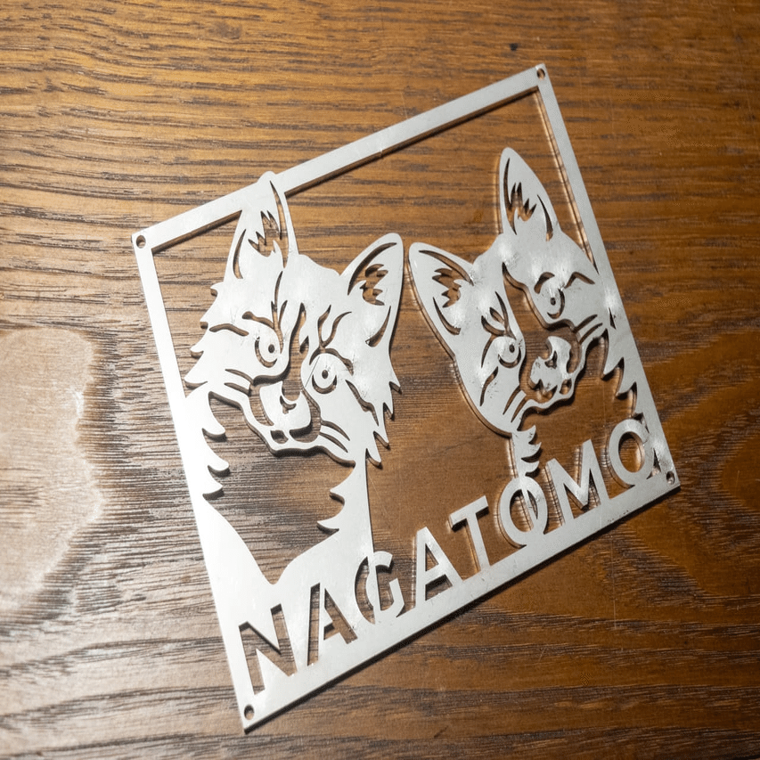 家族の絆を象徴するオーダーメイドの猫表札：愛猫がお出迎えする玄関