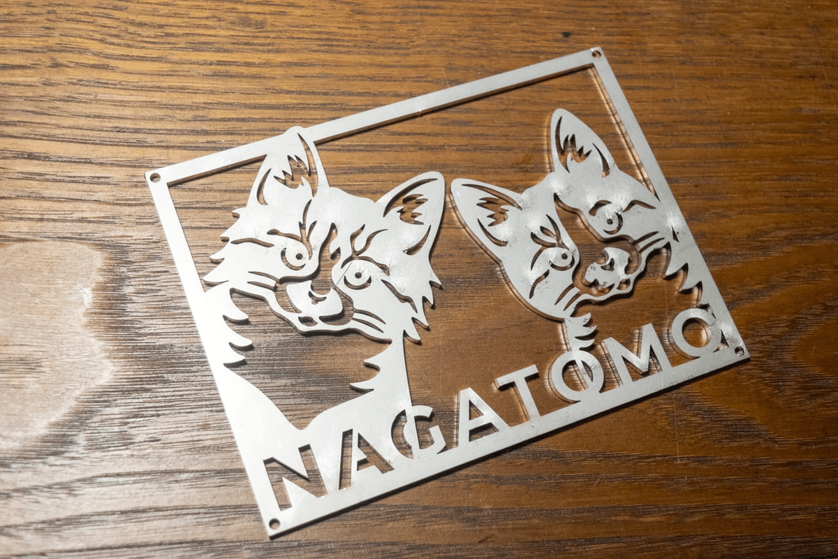 家族の絆を象徴するオーダーメイドの猫表札：愛猫がお出迎えする玄関