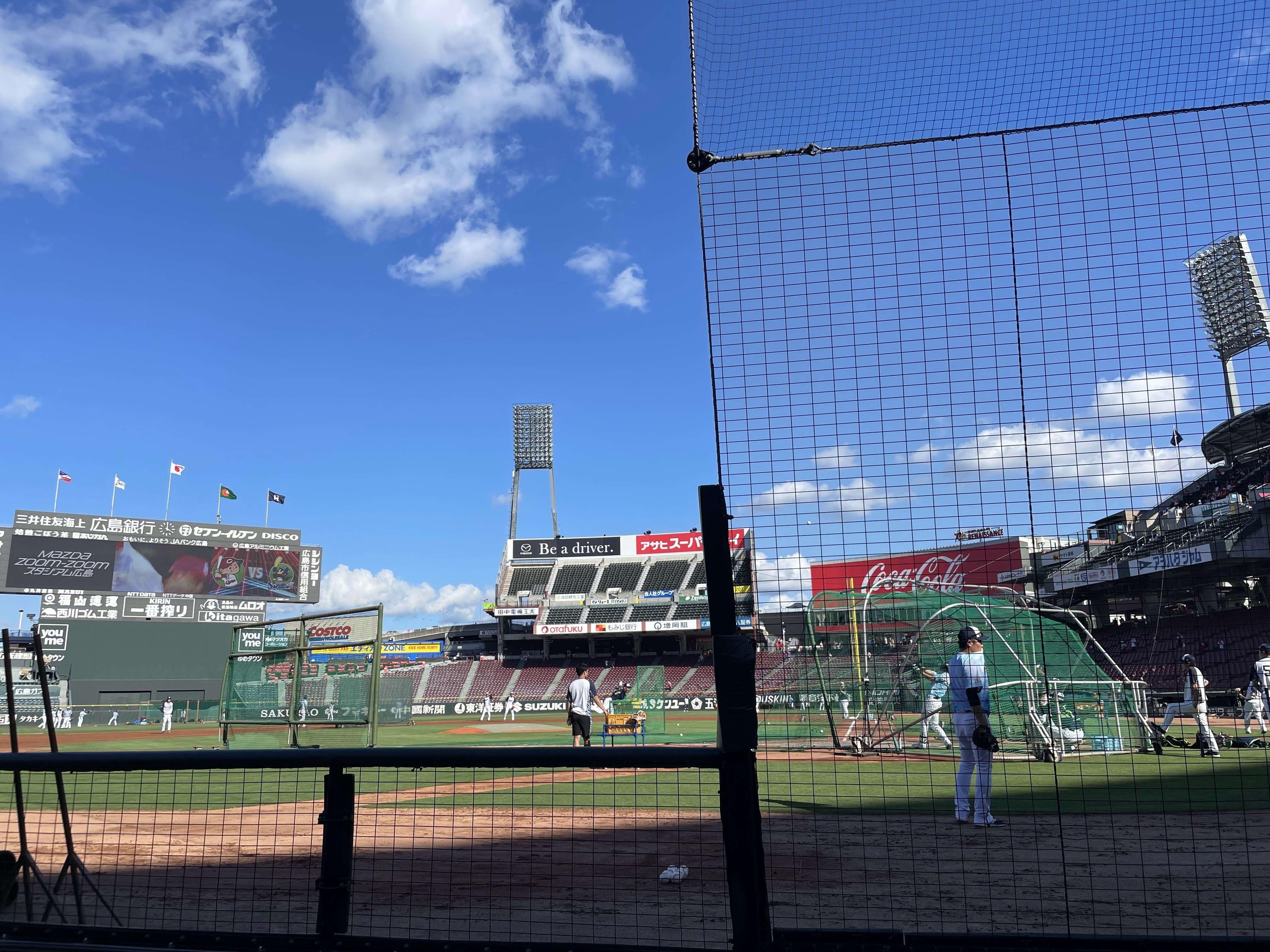 マツダスタジアムの正面砂かぶり席で観戦してきた！｜みかん@野球と旅行
