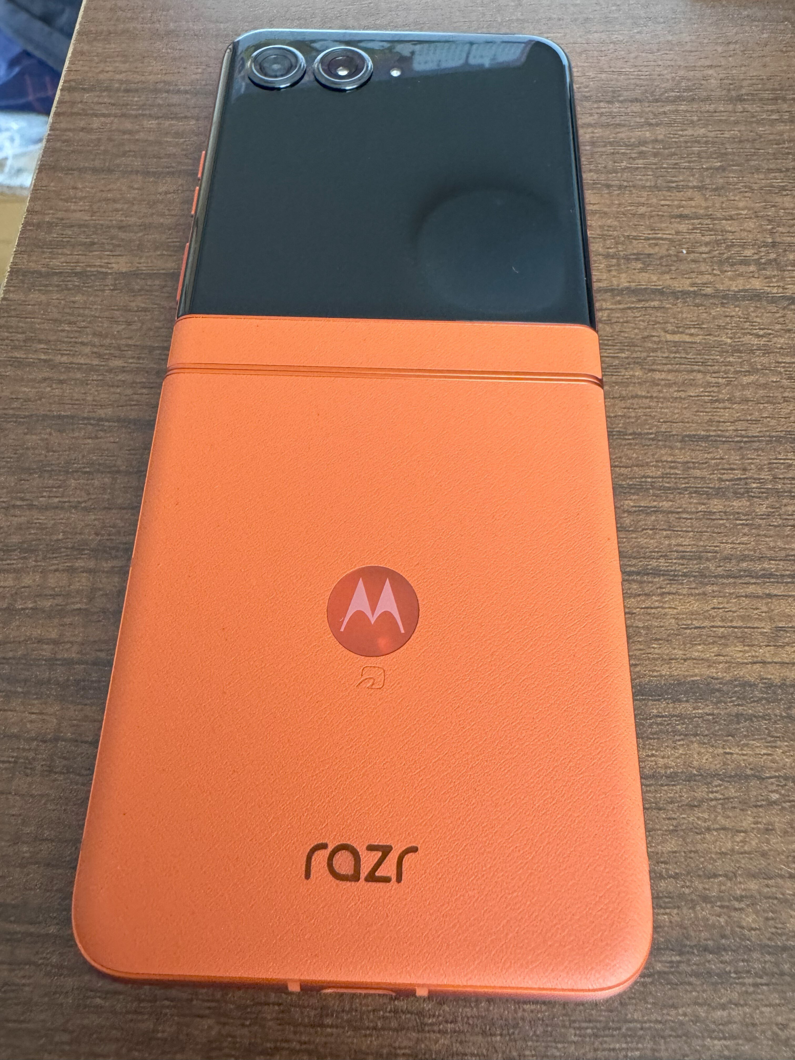 Flipスマホを更新しました(Galaxy Z Flip3 → Moto Razr 50s Flipスマホを更新しました(Galaxy Z Flip3 → Moto Razr 50s