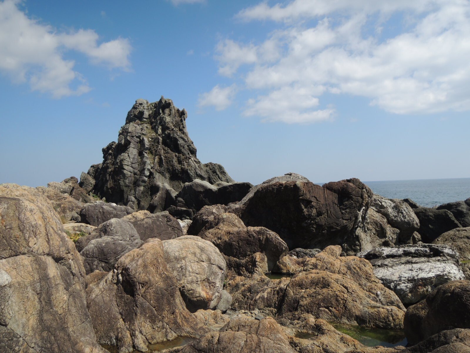 高知県室戸岬のビシャゴ岩と美女「おさご」の悲話伝説をハッピーエンド