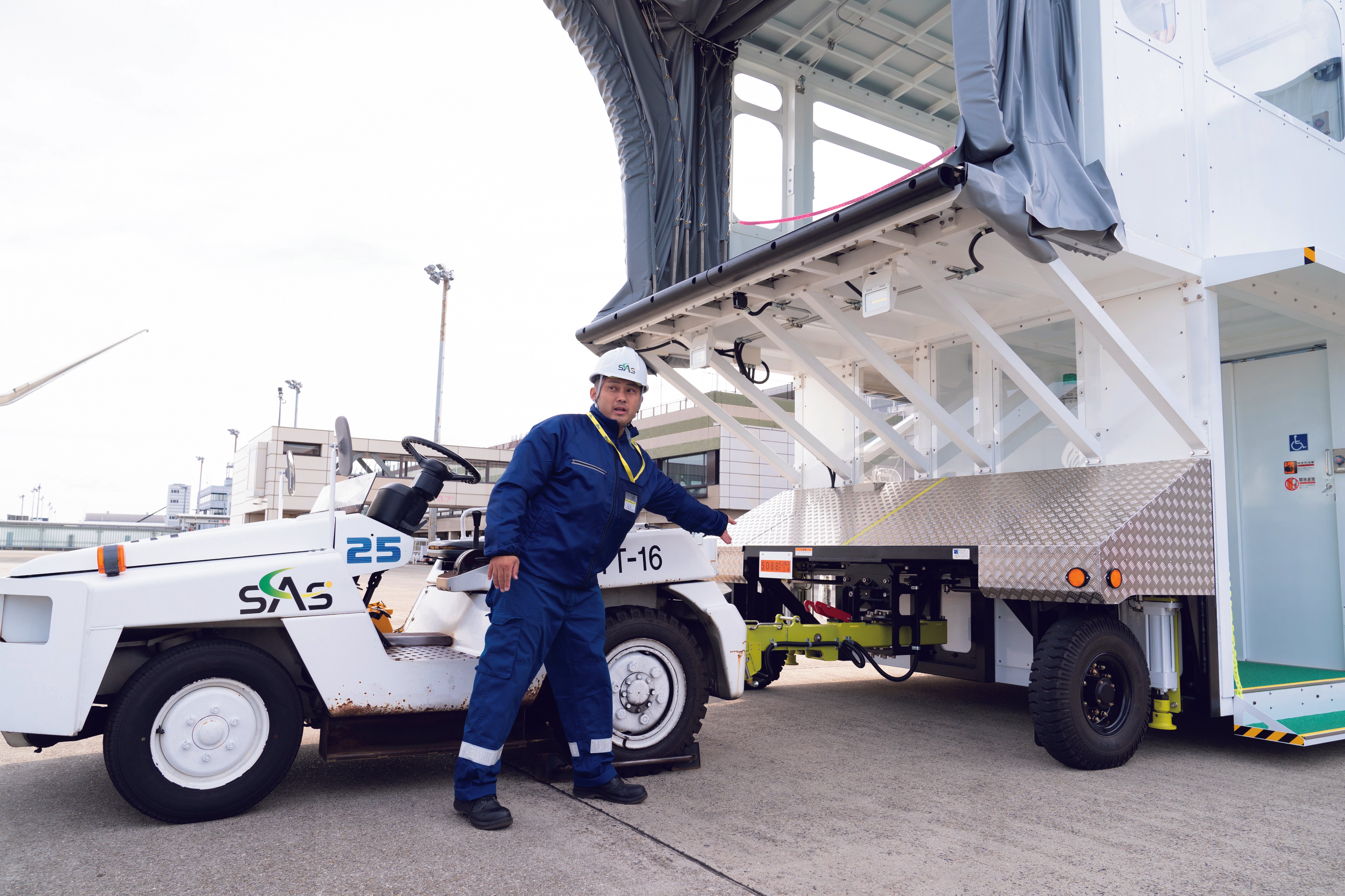 インタビュー#8】地上での安全な運航を支えるエレベーター付ステップ車