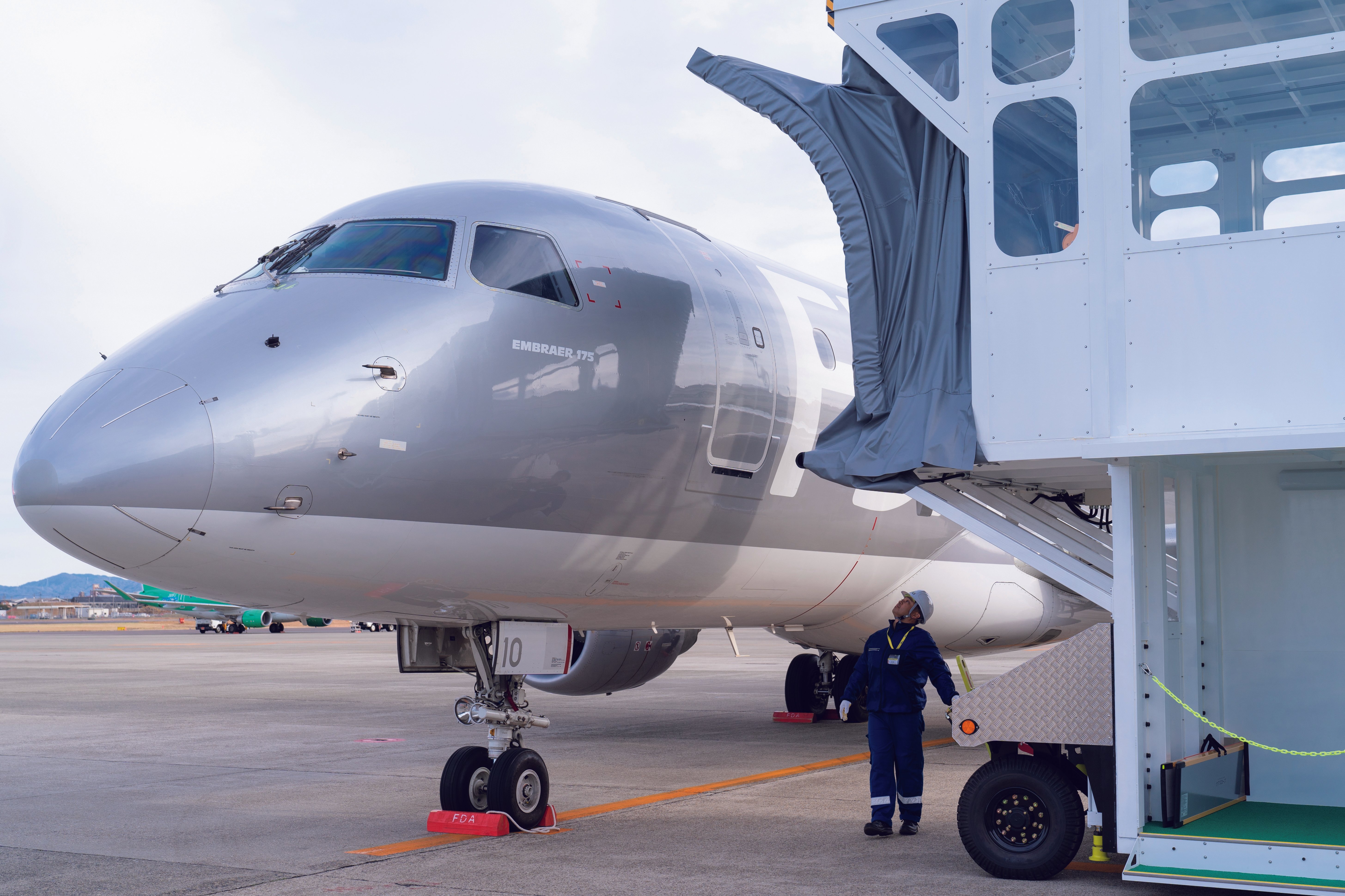インタビュー#8】地上での安全な運航を支えるエレベーター付ステップ車