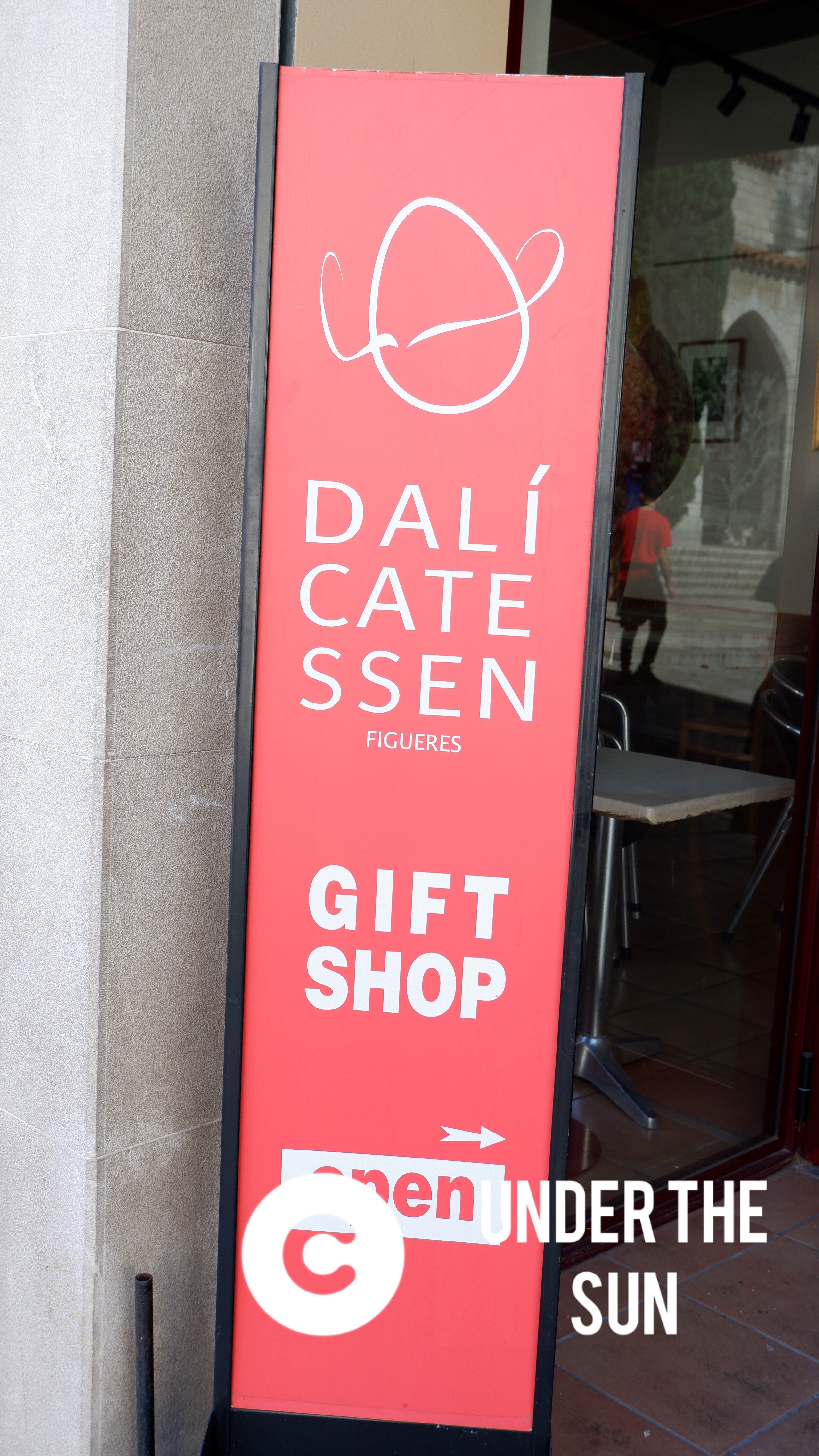 サルバドール・ダリの故郷、フィゲレスを歩く｜Under The Sun