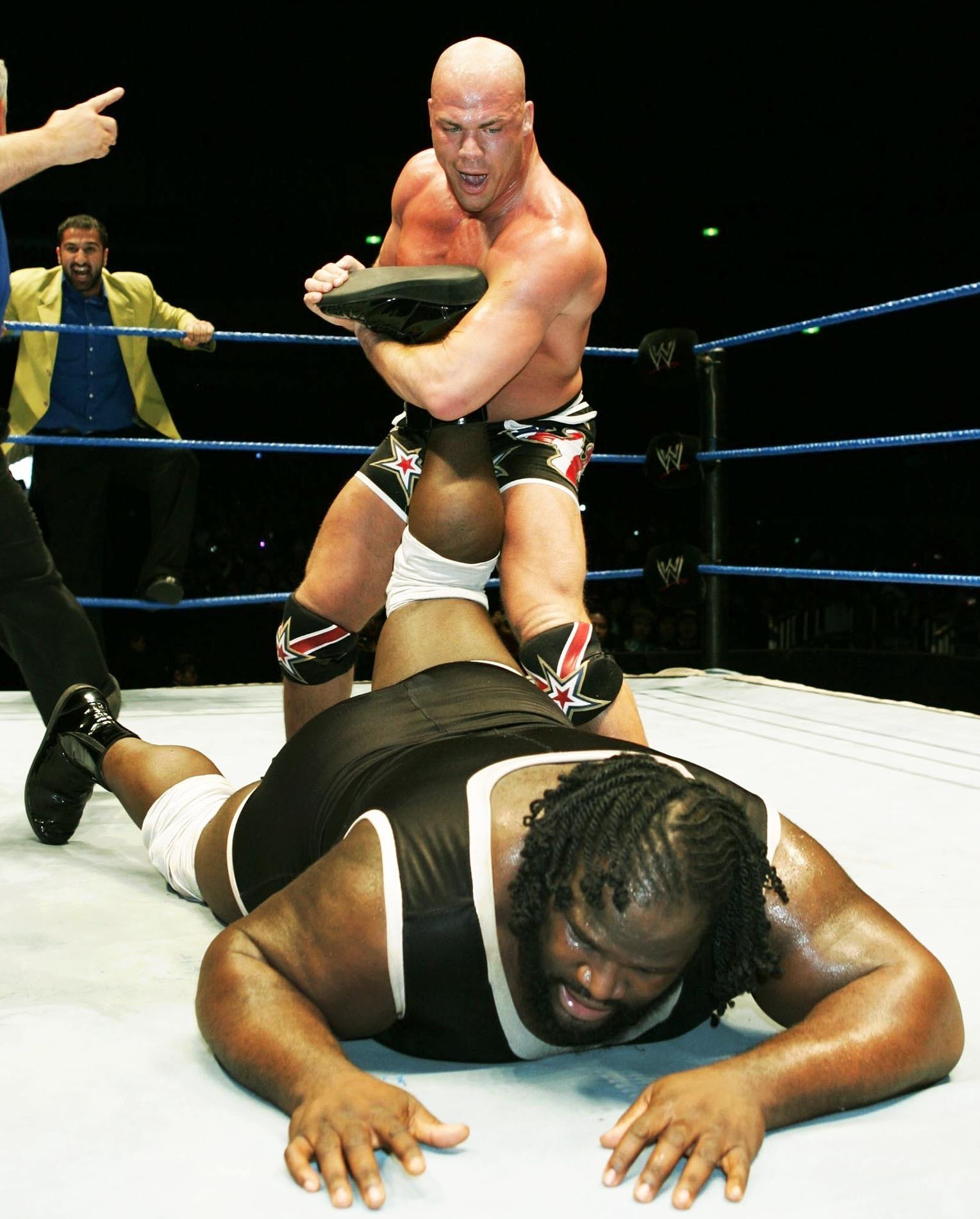 アンクル・ロックを決めて大観衆に“大見得”を切っているときのアングル