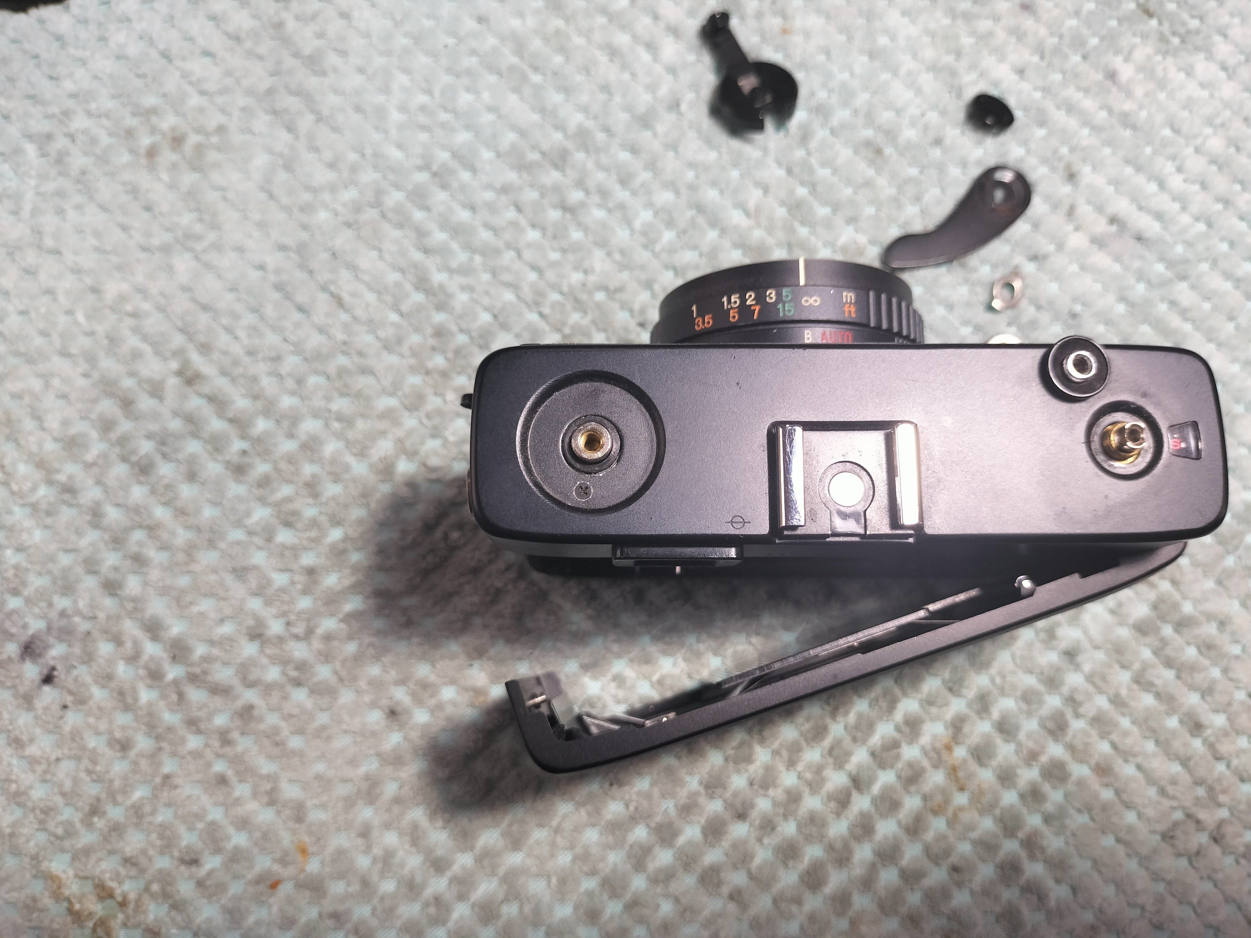 Konica C35の分解｜フィルムカメラ修理のアクアカメラ