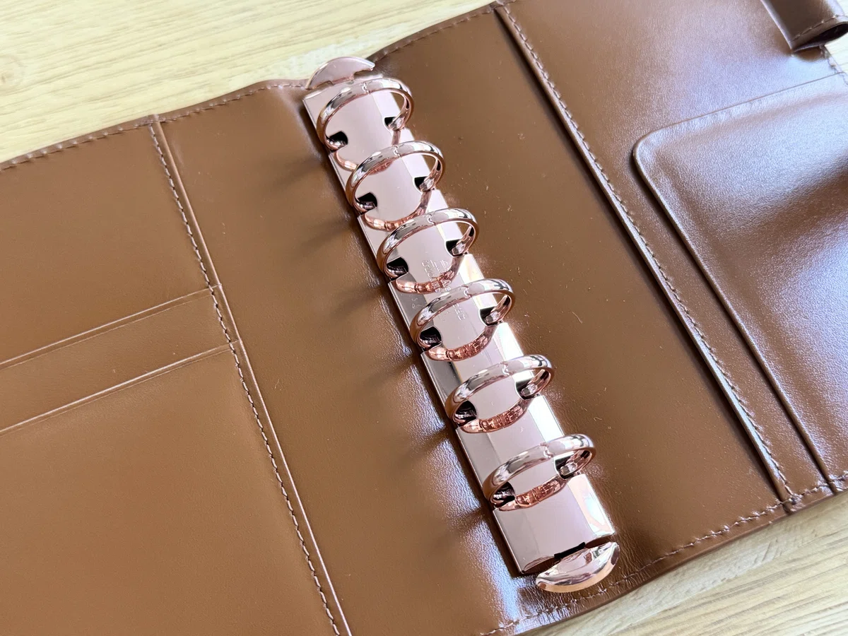 システム手帳は自分を高めてくれる。愛らしく気品漂うネオフィナード 