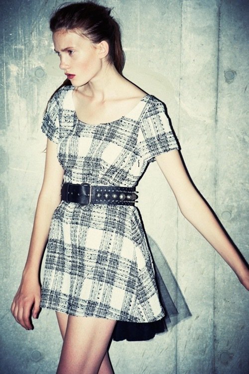 オフィーリアの影響を受けて：ミハラヤスヒロの靴とワンピース｜UNKNOWN 