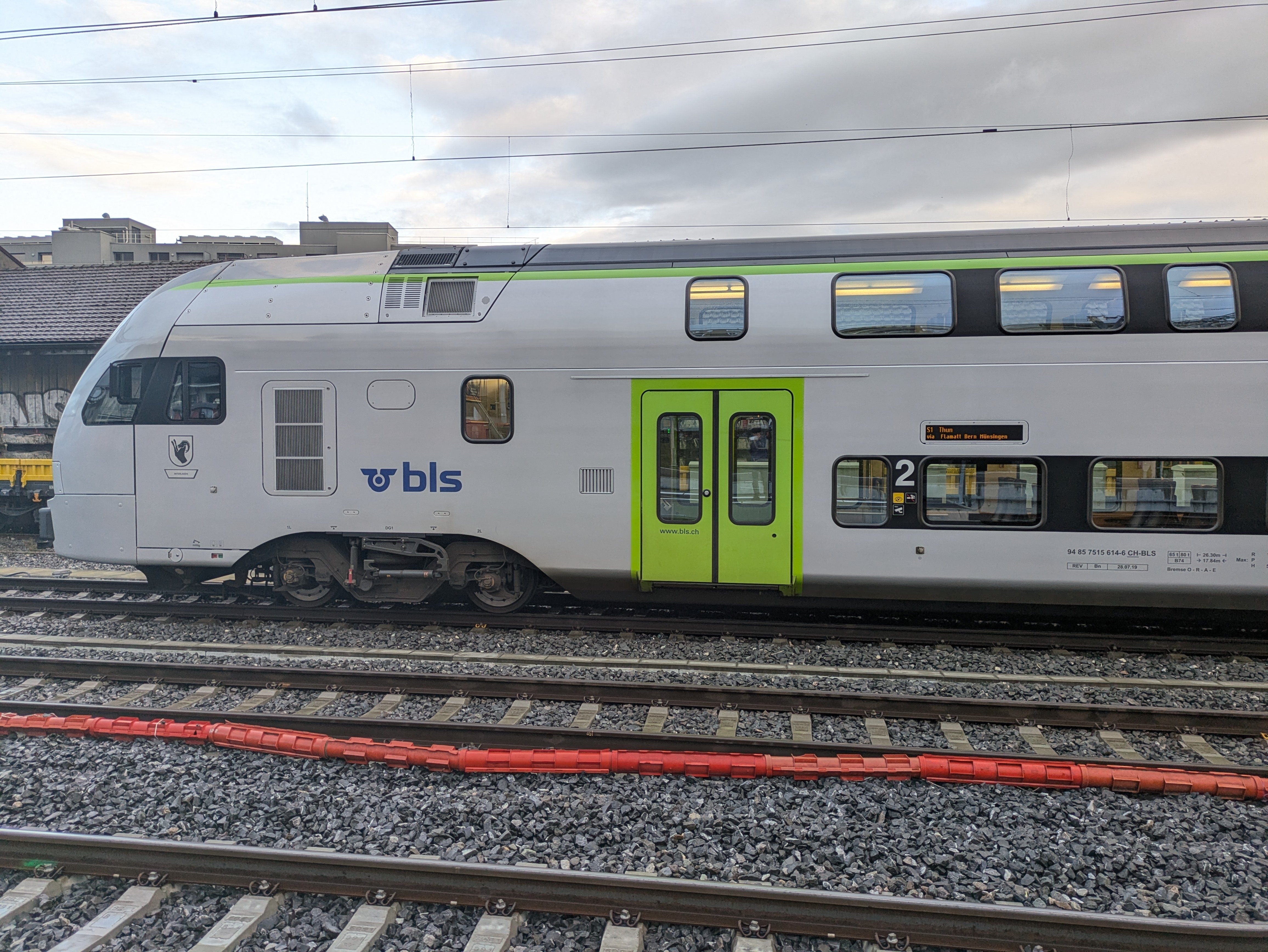 スイスで山手線みたいな車両を見つけた｜川端 準(Jun Kawabata)