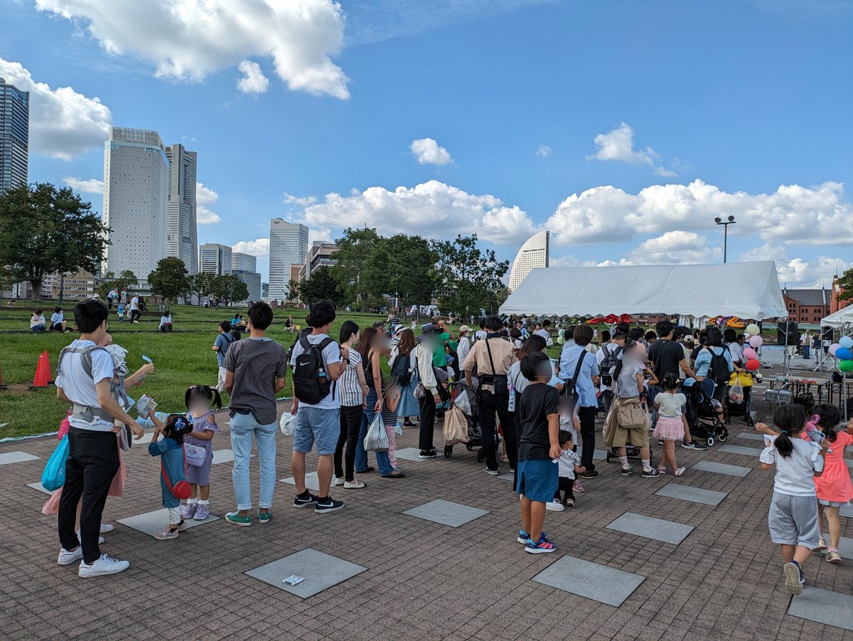 去年の様子。青空の下、受付テントに長蛇の列。スタンプラリーとわたがしの順番を待っている。家族連れが多く、子供の姿がたくさんみられる