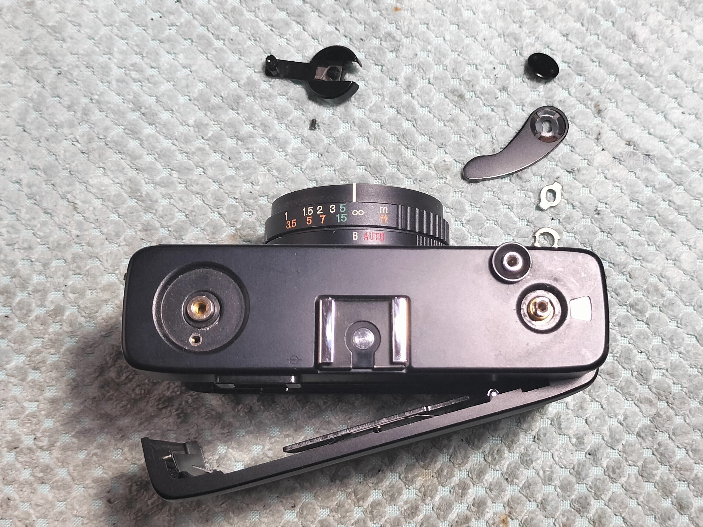 Konica C35の分解｜フィルムカメラ修理のアクアカメラ
