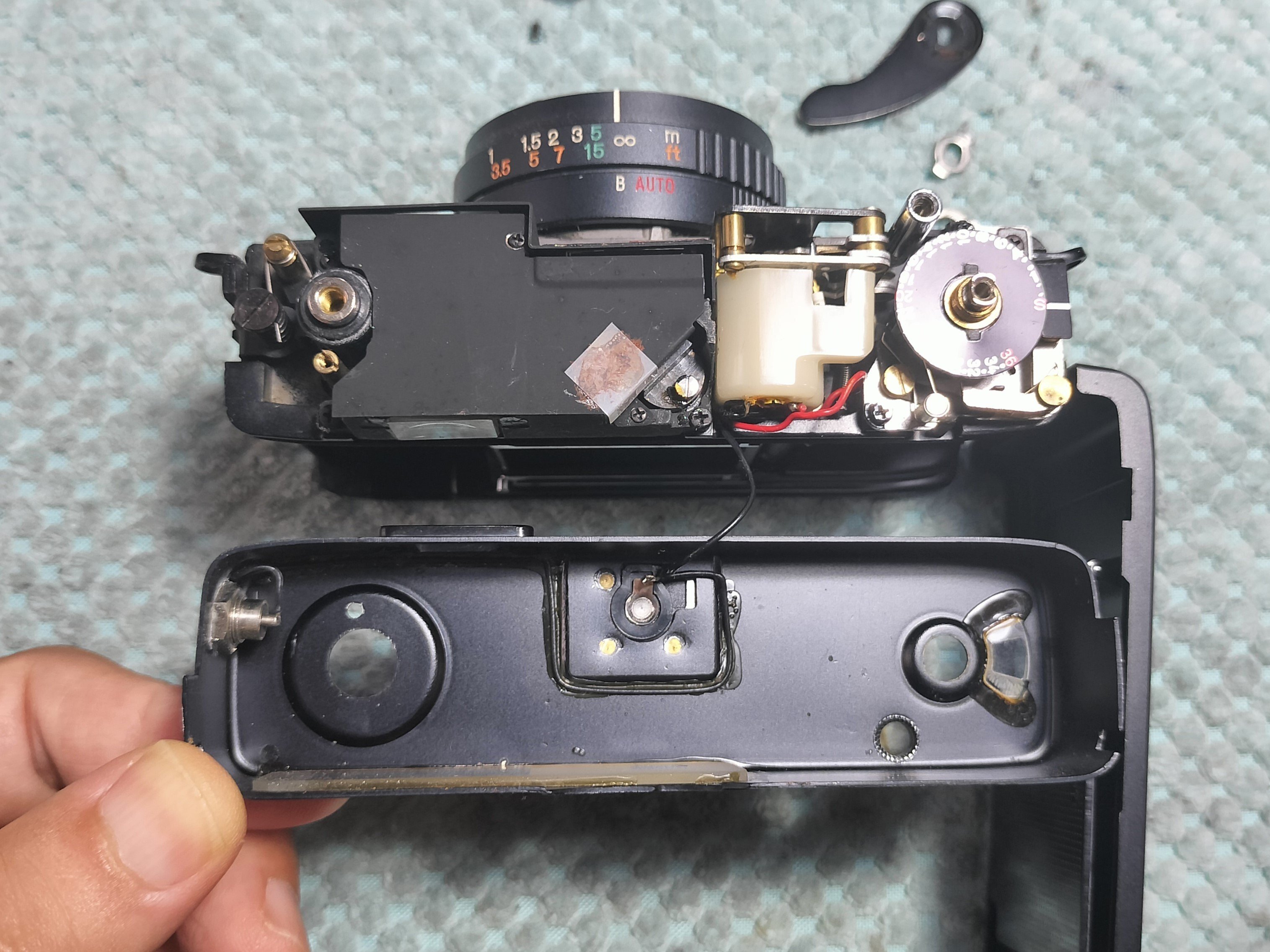Konica C35の分解|フィルムカメラ修理のアクアカメラ Konica C35の分解|フィルムカメラ修理のアクアカメラ