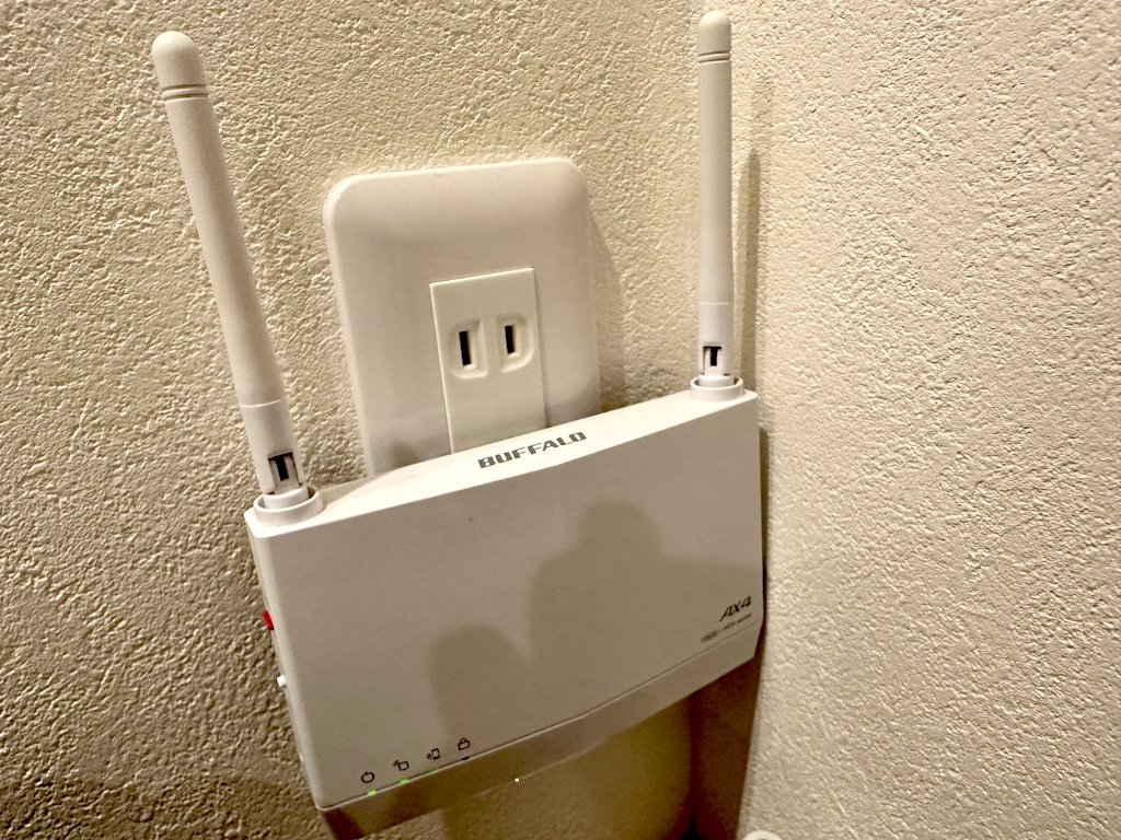 Buffalo WEX-1800AX4EA/Nを玄関の靴箱の上のコンセントに接続している