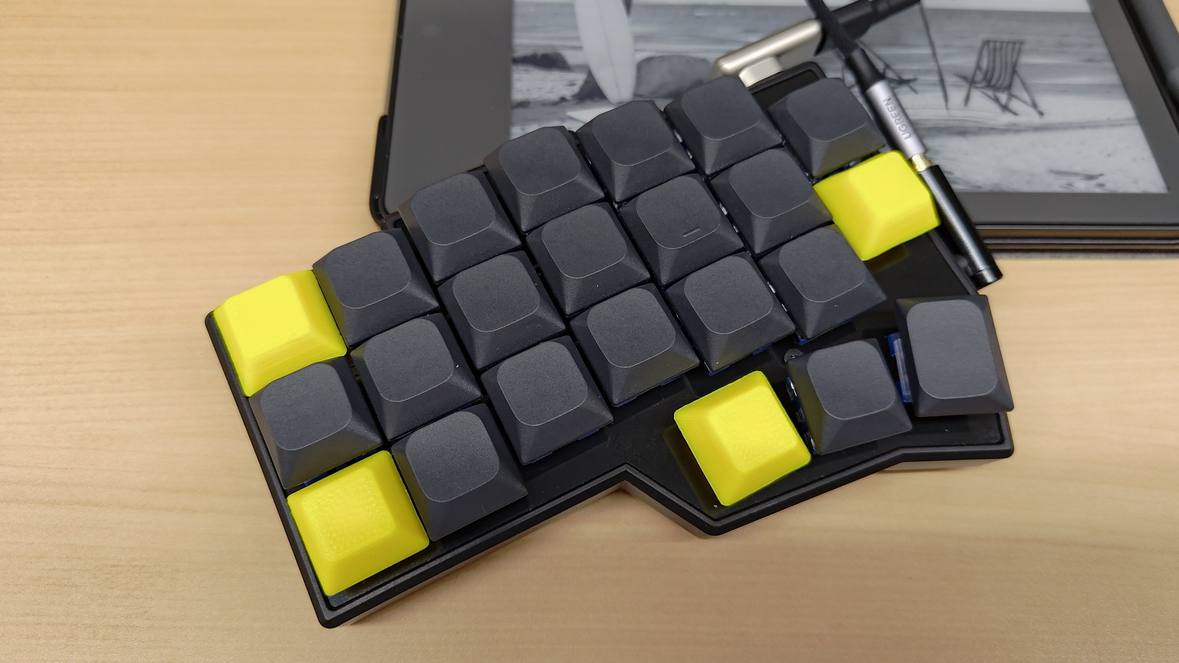 Corne V4 Cherryのキーキャップ購入(サイバーパンク仕様)｜鉢-bit