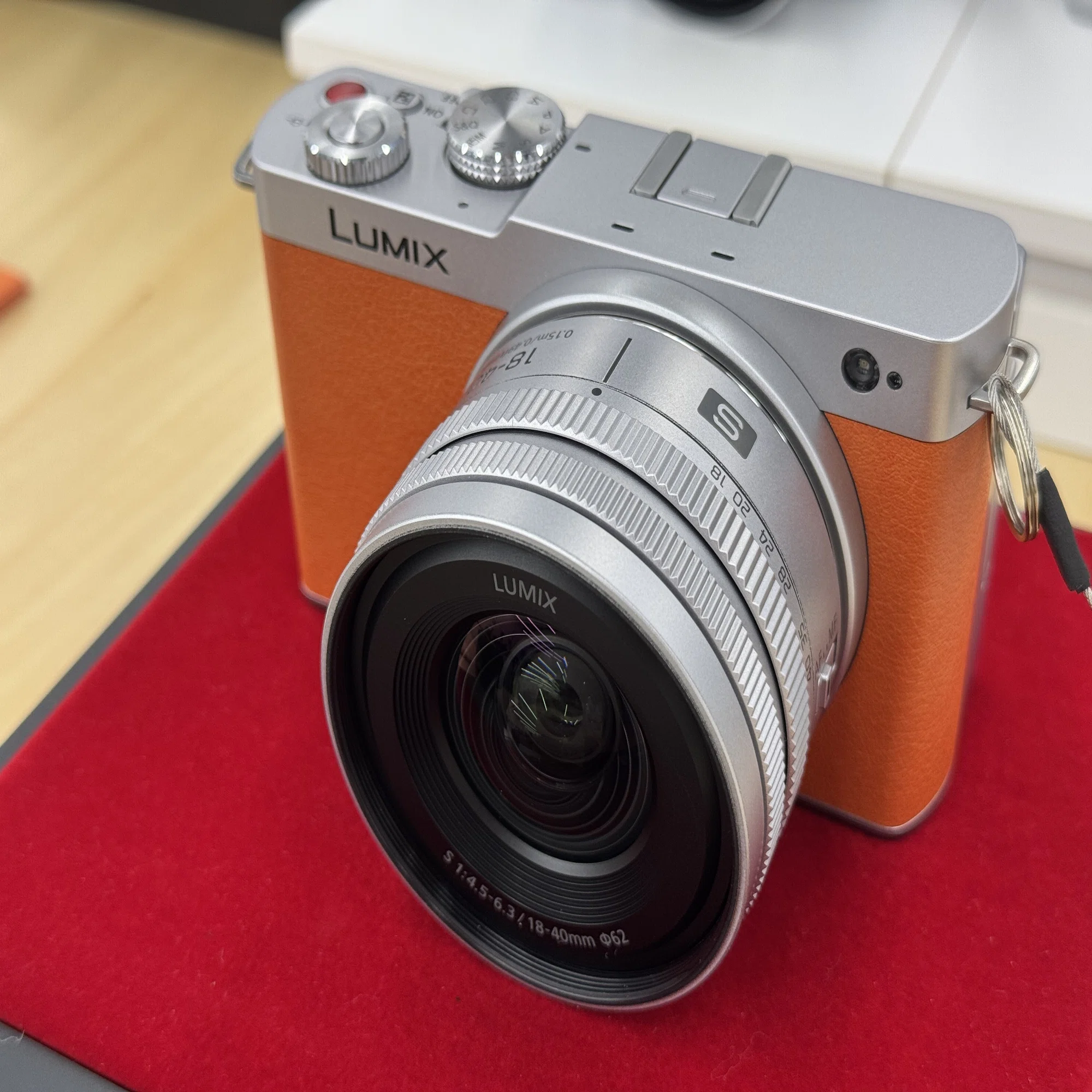 LUMIX S 18-40mm f4.5-6.3 を見に「LUMIX BASE」へ行ってきた！新色が 