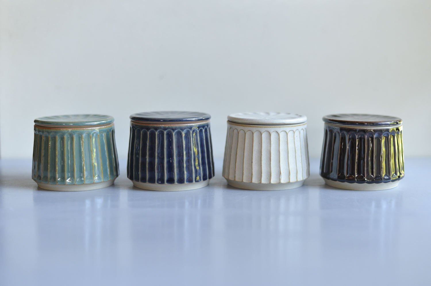 それぞれの個性や得意分野を比べてみてください。石見焼のうつわ、揃っ