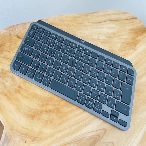 エ*ー様 Logitech MX Keys Mini 日本語配列 テンキー付 キ MX KEYS mini レビュー。打鍵音も動画で。使いやすいキー配列。卓上