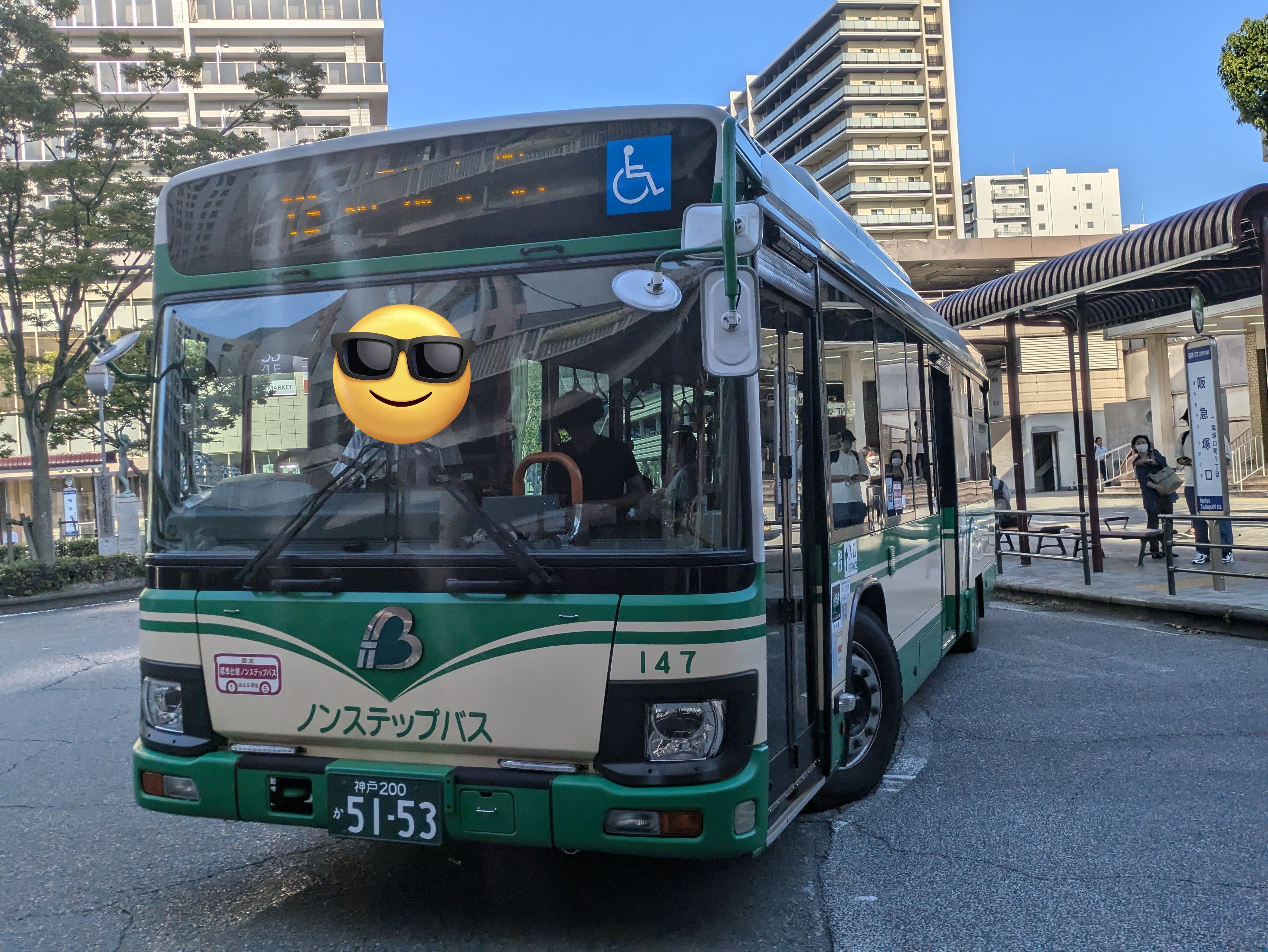 阪神バスの新車導入当時から標準仕様NS15が貼られている車両の
