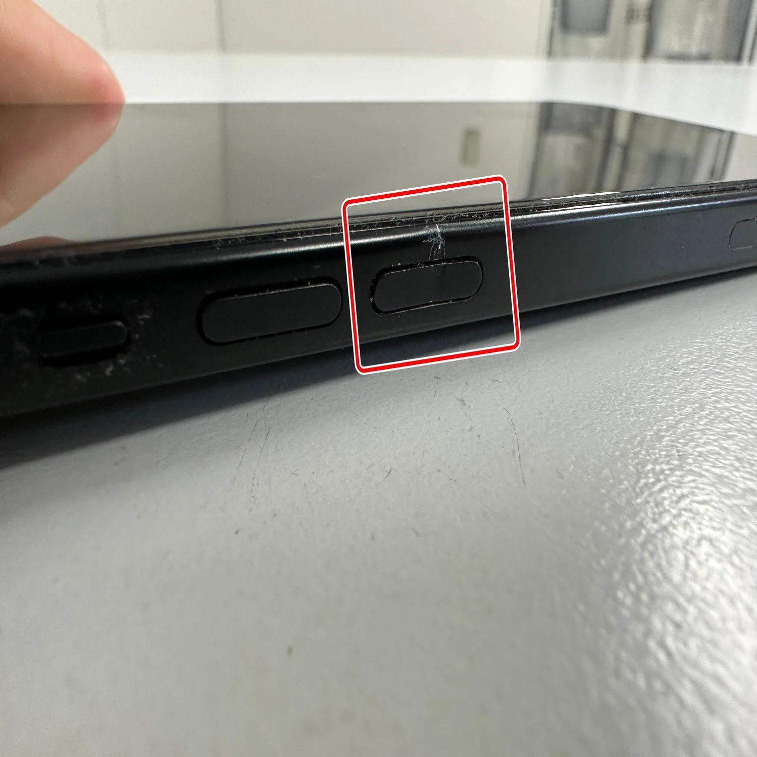 iPhone15のボリュームボタン修理で凹んで陥没した症状が改善！フレーム 