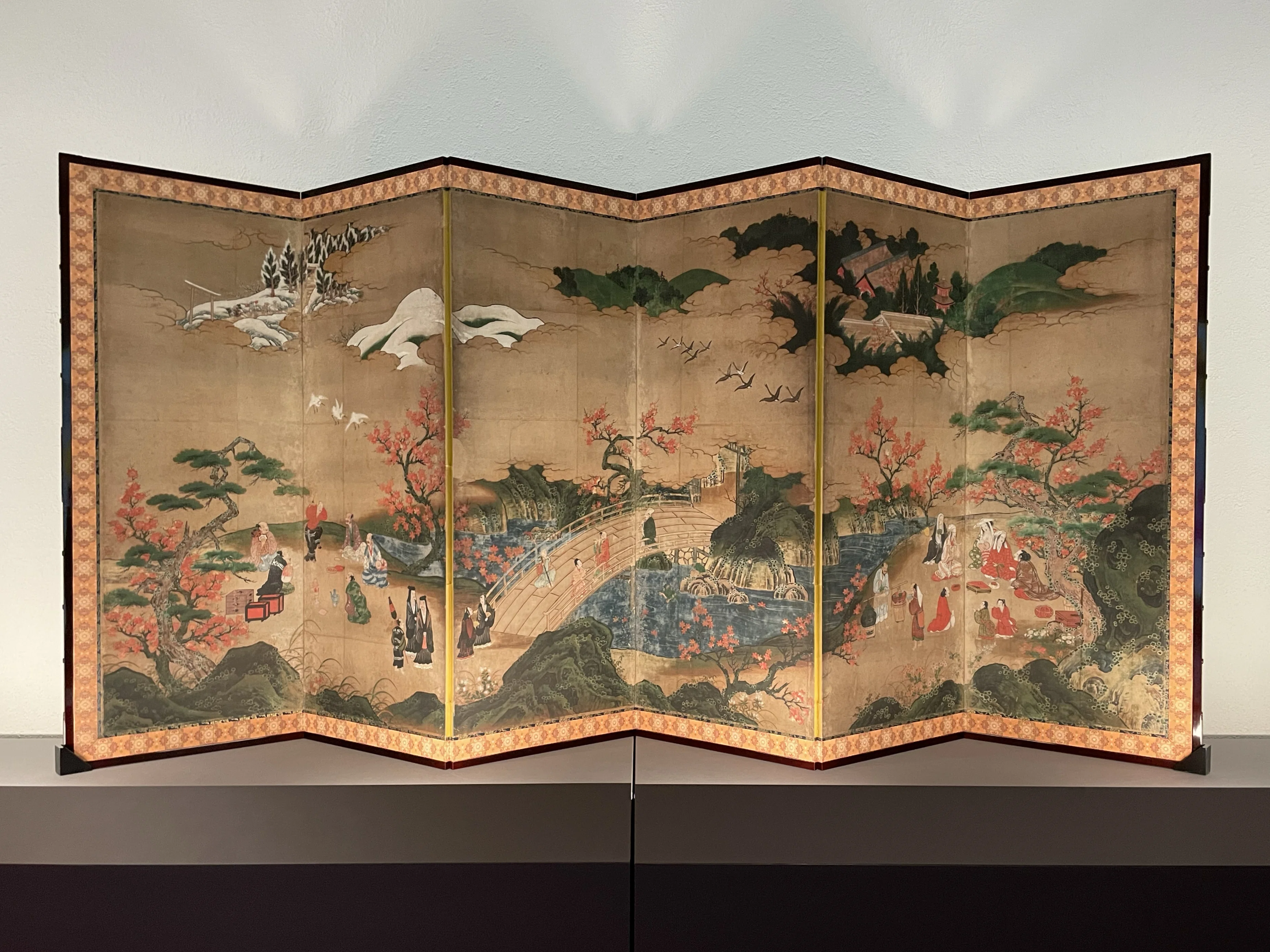 安土桃山時代のパーティーピーポーを描いた国宝《観楓図屏風》……の複製