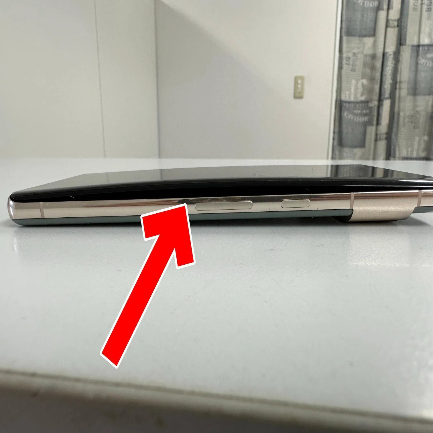 Google Pixel7Proのバッテリー交換で膨張により浮いた画面が元通り 