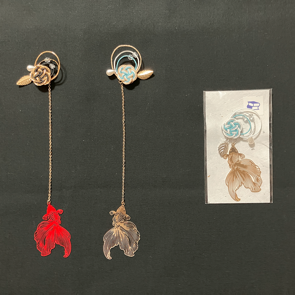 文字の中で泳ぐ金魚【新作グッズ販売】｜HS書架