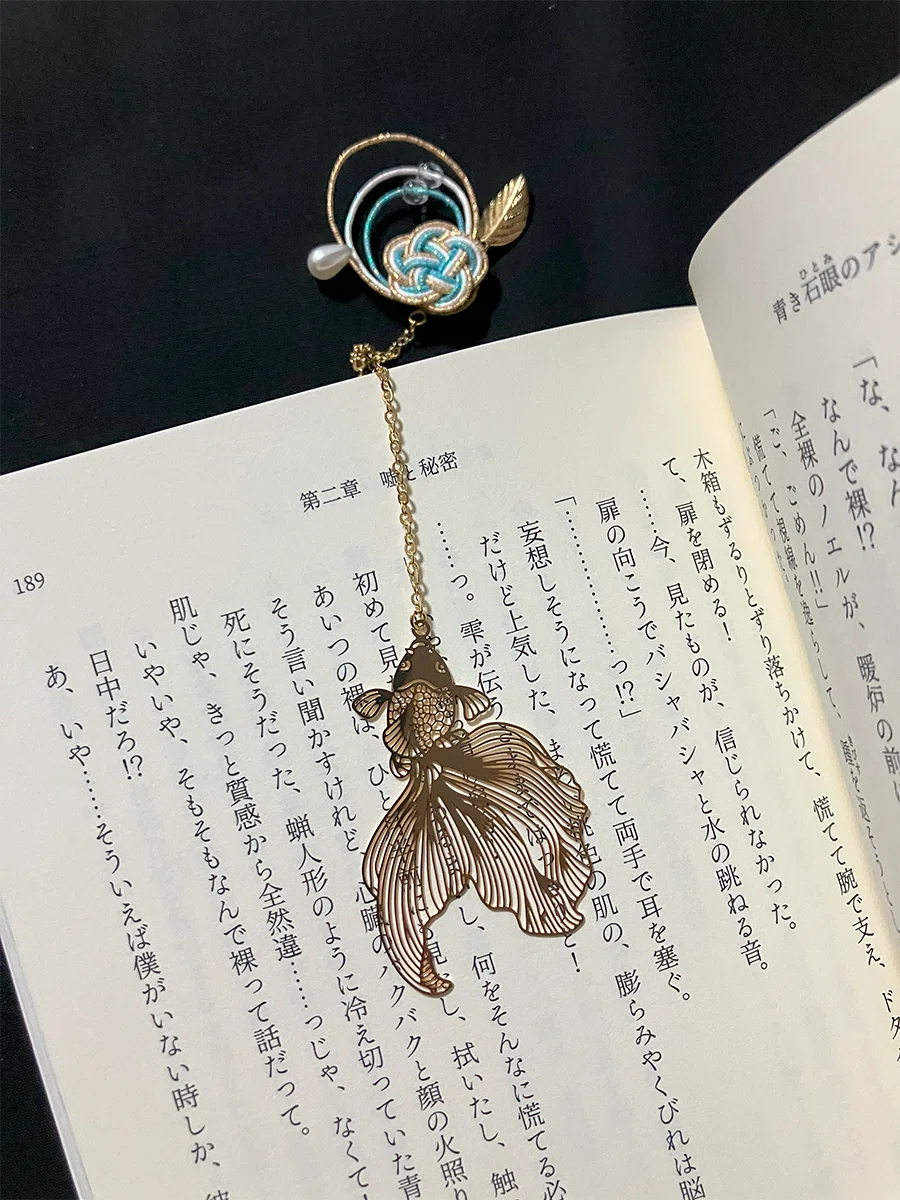 文字の中で泳ぐ金魚【新作グッズ販売】｜HS書架