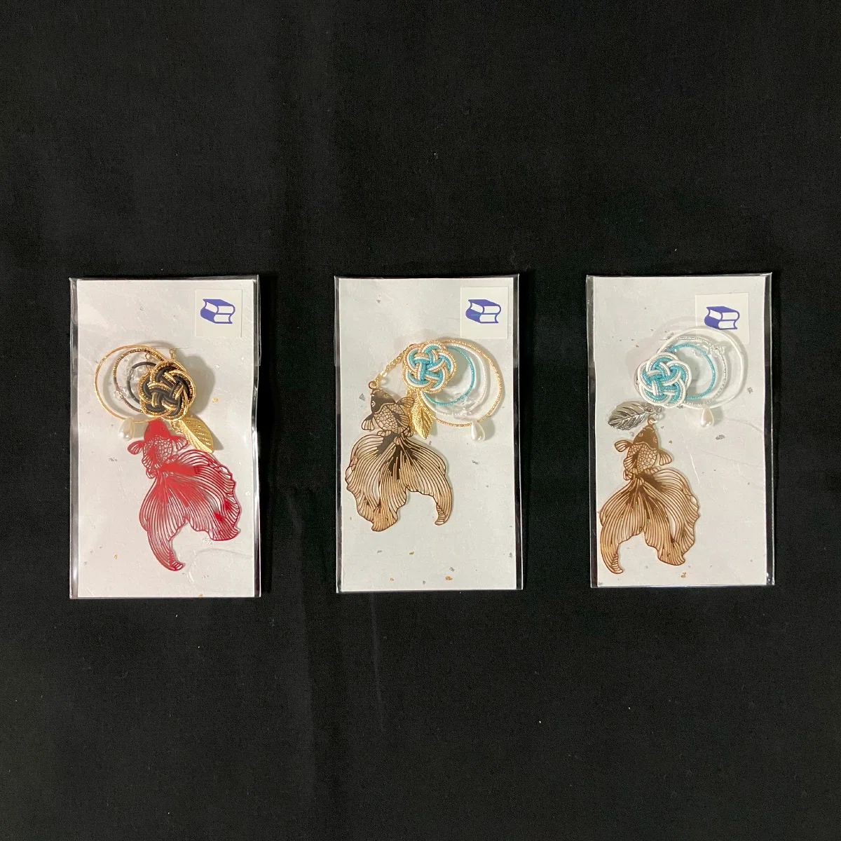 文字の中で泳ぐ金魚【新作グッズ販売】｜HS書架