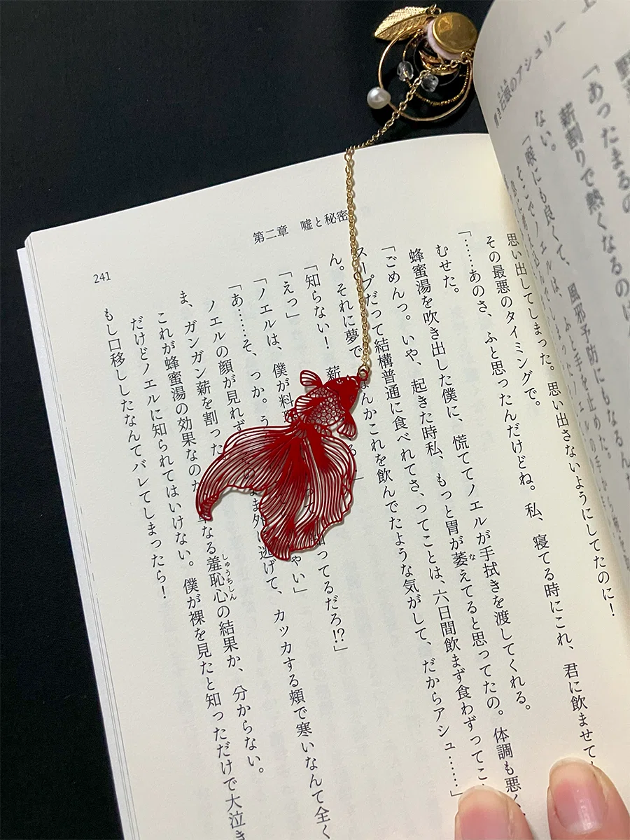 文字の中で泳ぐ金魚【新作グッズ販売】｜HS書架
