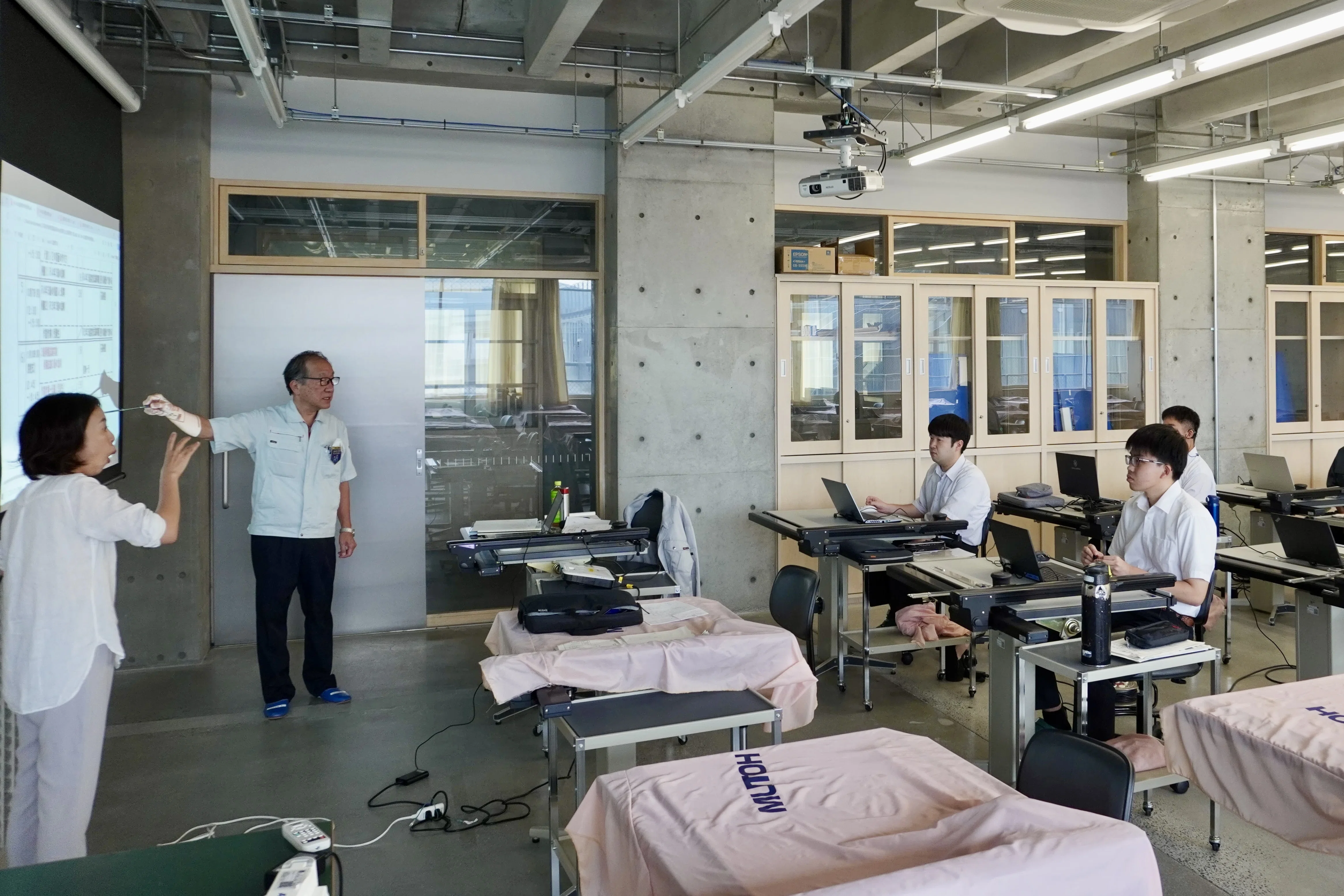 ものづくりマイスターに技能を学ぶ②〜機械制御科〜｜愛知県立名古屋聾学校