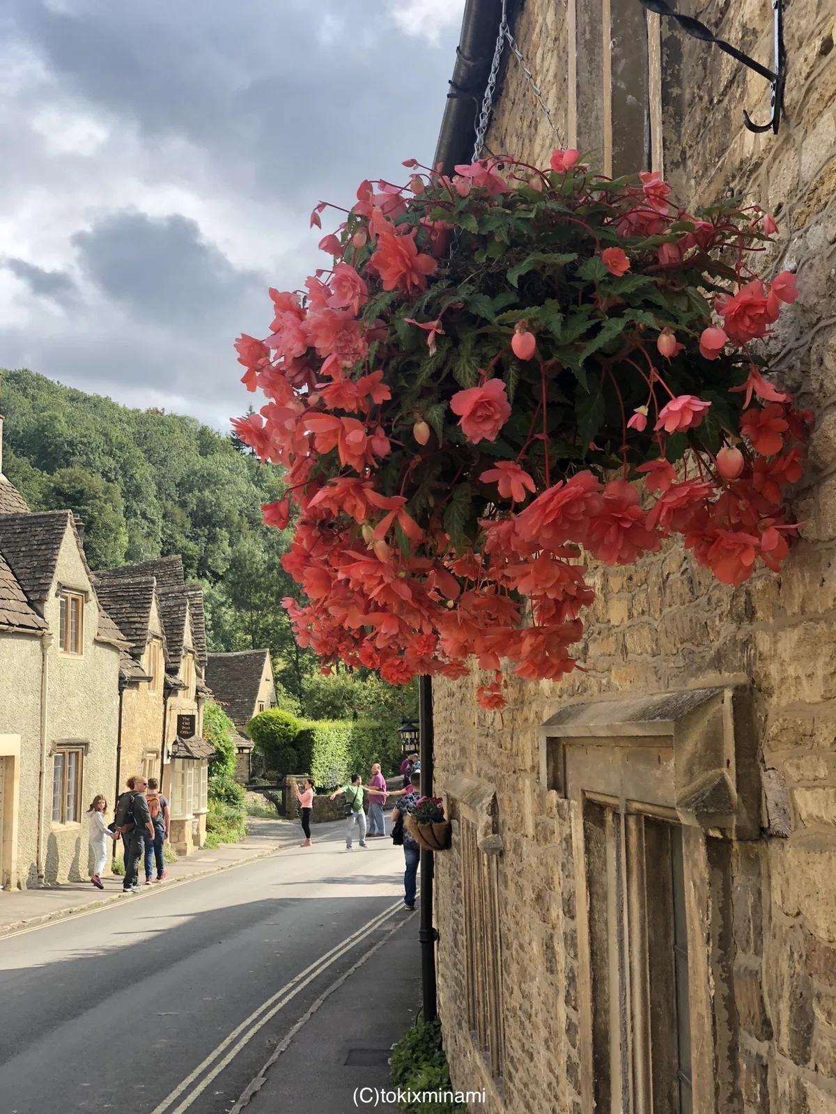 イギリス イングランド 英国 カッスルクーム Castle Combe 街並み 鮮やかな花 カントリーサイド コッツウォルズ Cotswolds