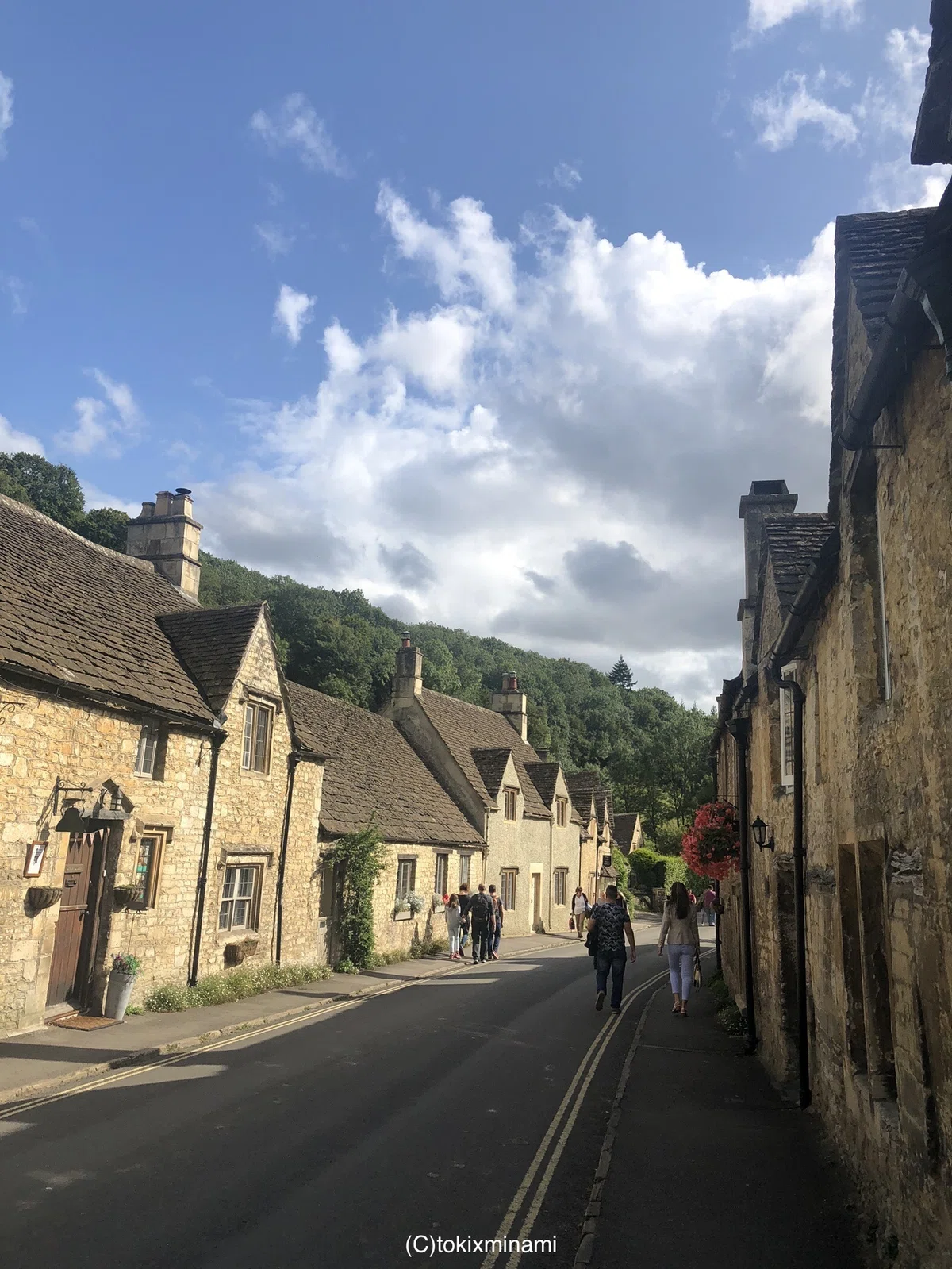 イギリス イングランド 英国 カッスルクーム Castle Combe 街並み 鮮やかな花 カントリーサイド コッツウォルズ Cotswolds