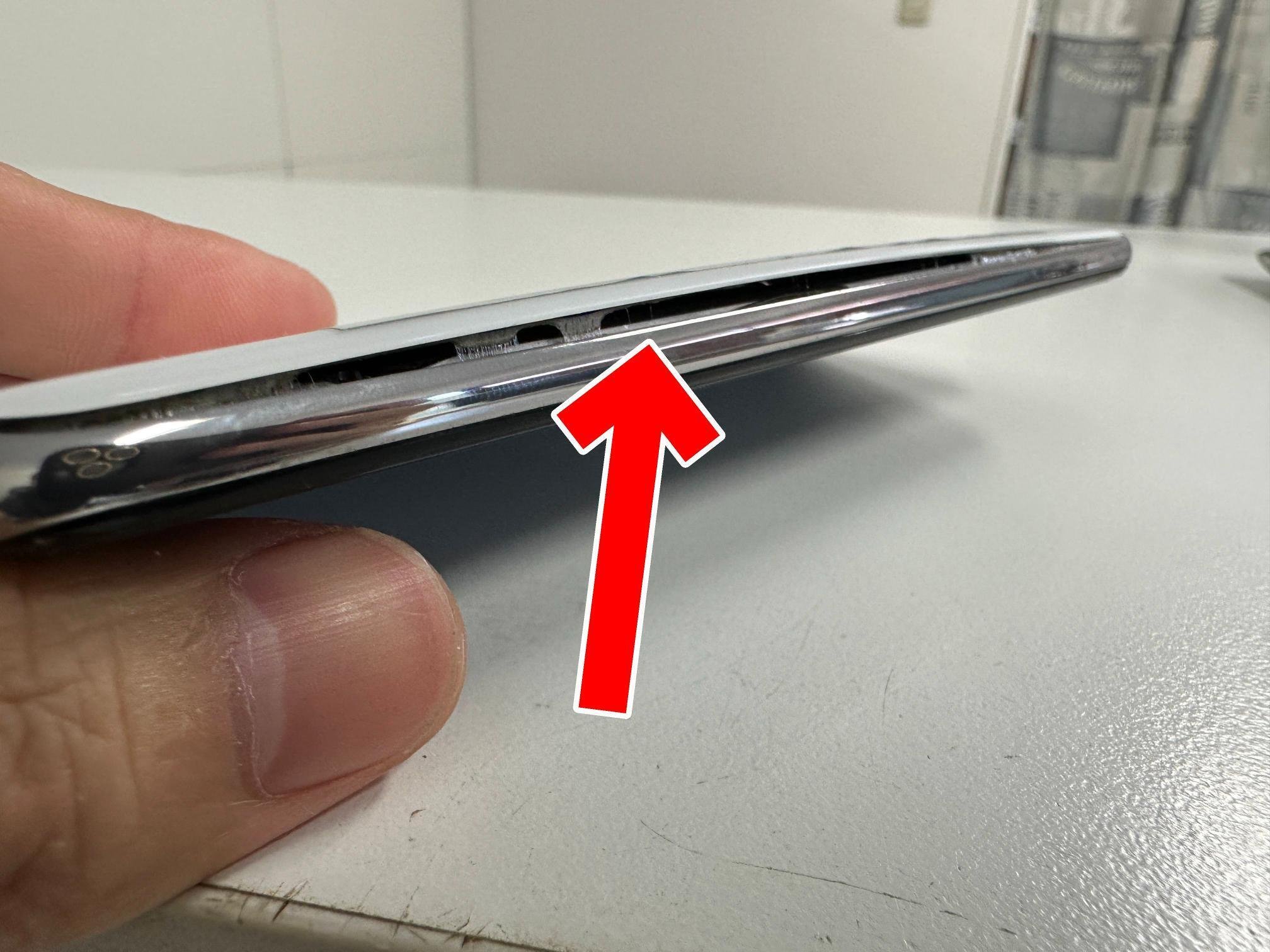 P30 liteのバッテリー交換を7480円で対応中!電池膨張により浮い P30 liteのバッテリー交換を7480円で対応中!電池膨張により浮い