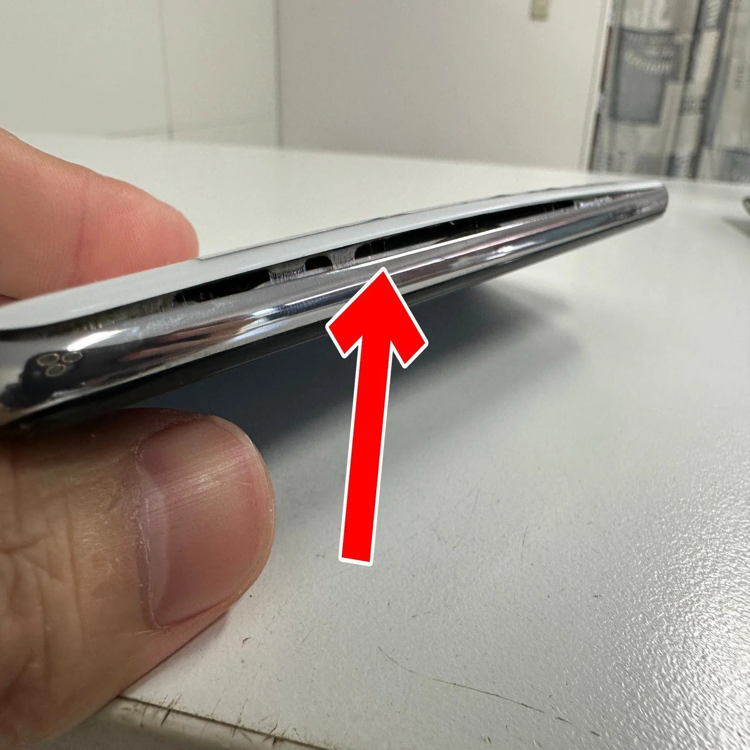 P30 liteのバッテリー交換を7480円で対応中！電池膨張により浮いた背面 