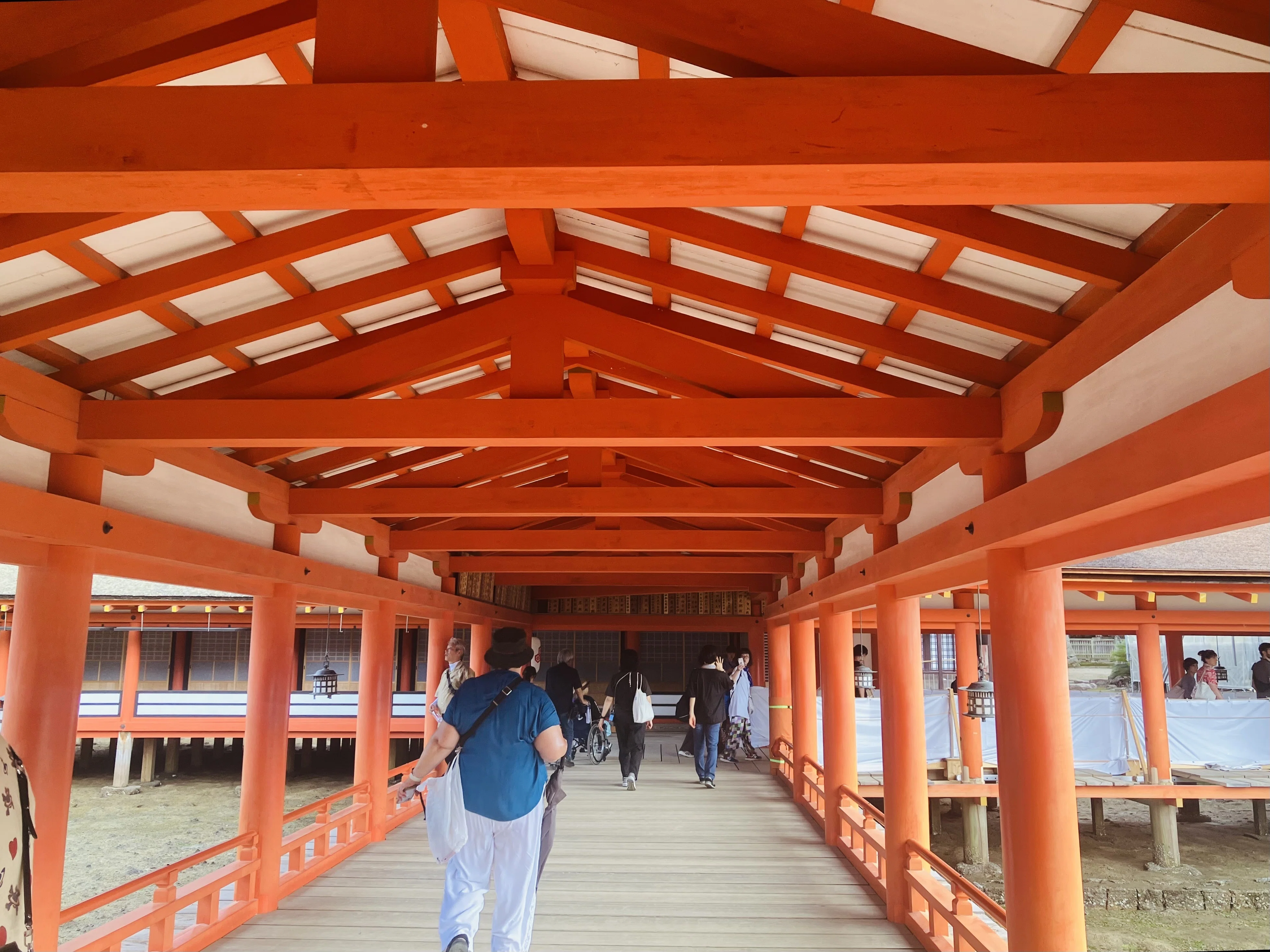厳島神社の大鳥居の下から瀬戸内海を望む｜広島ひとり旅⑤｜奥田紺 kon