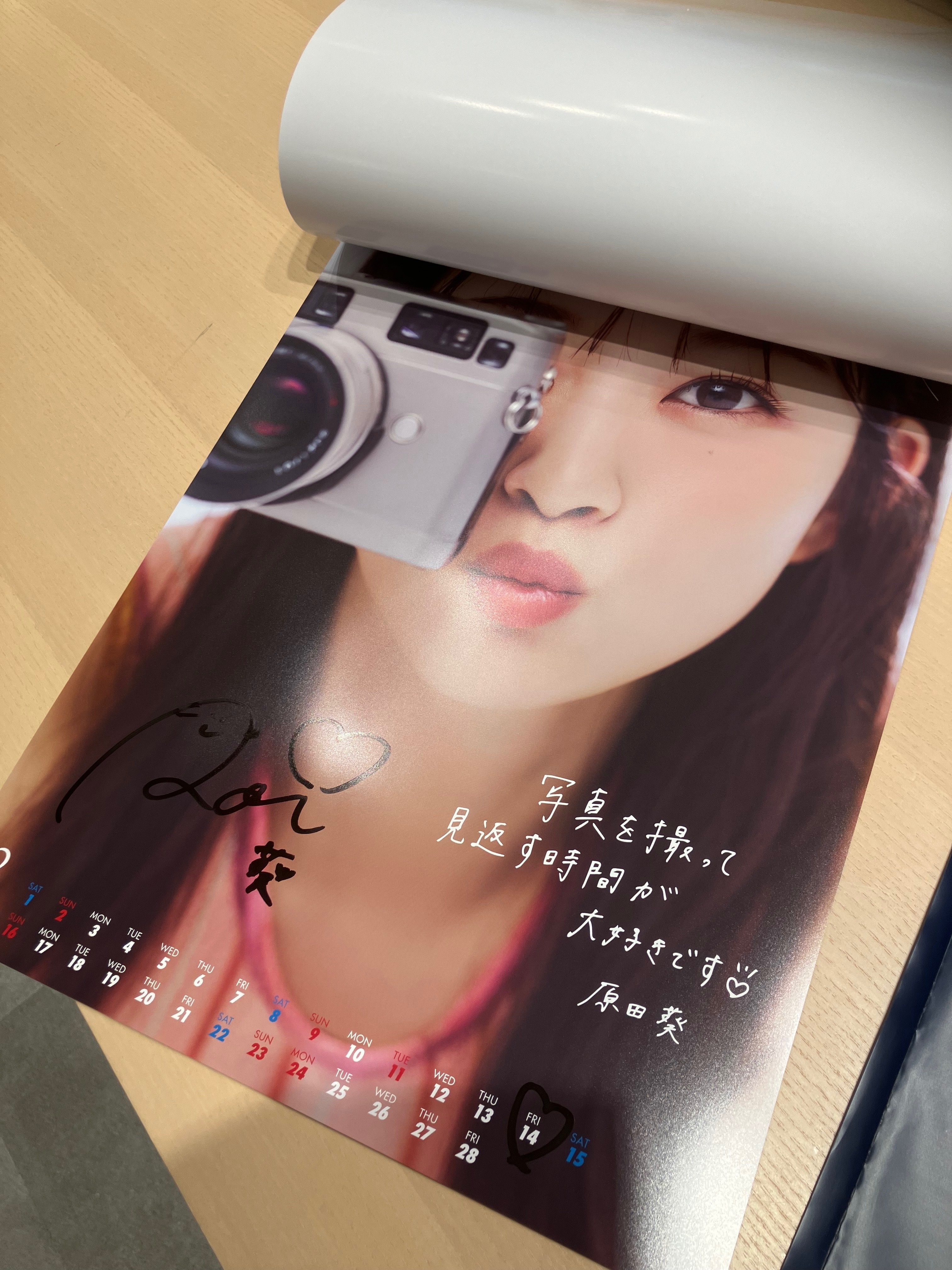 原田葵さんとカレンダー｜photo-ecru