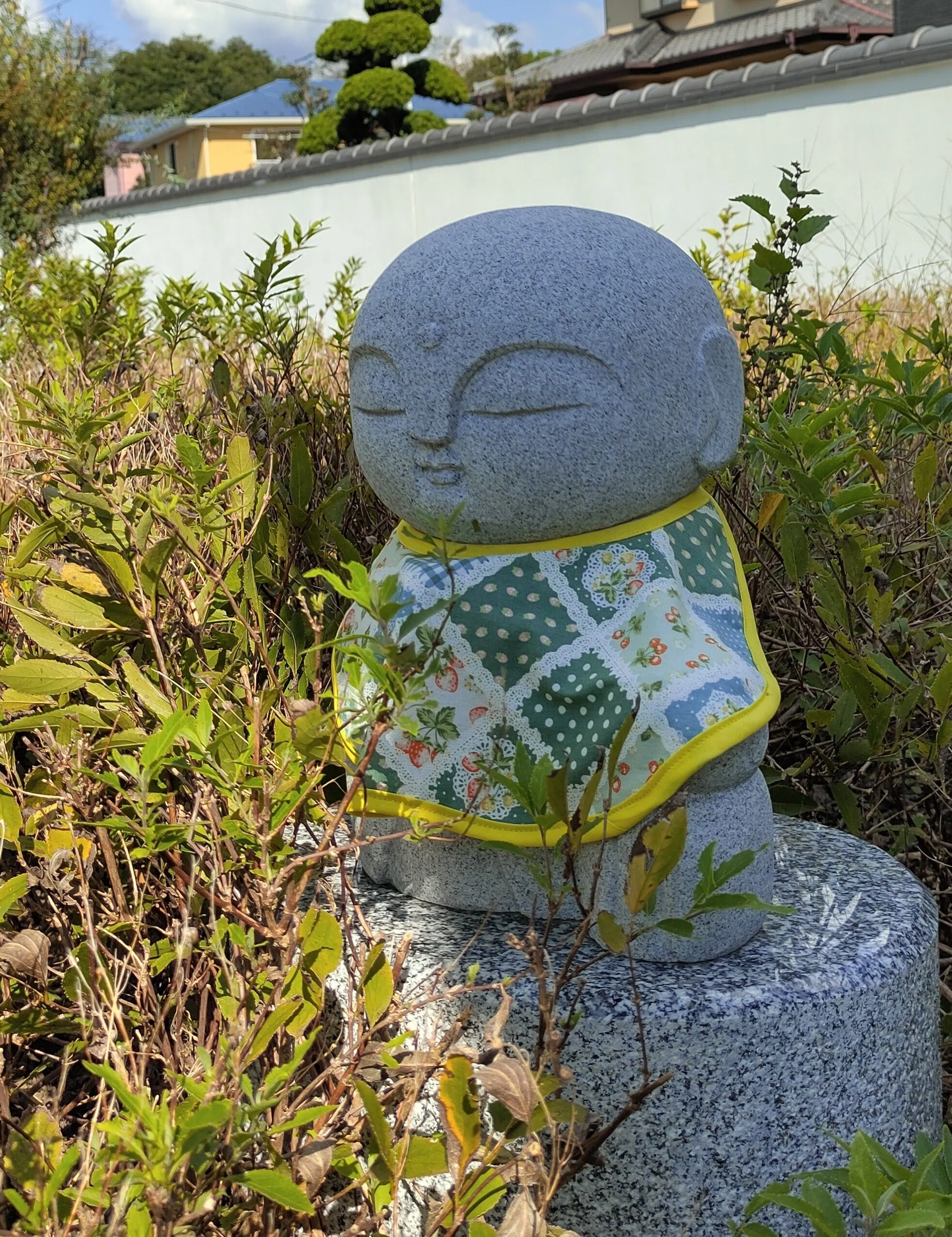 縛られたお地蔵さま｜かえる