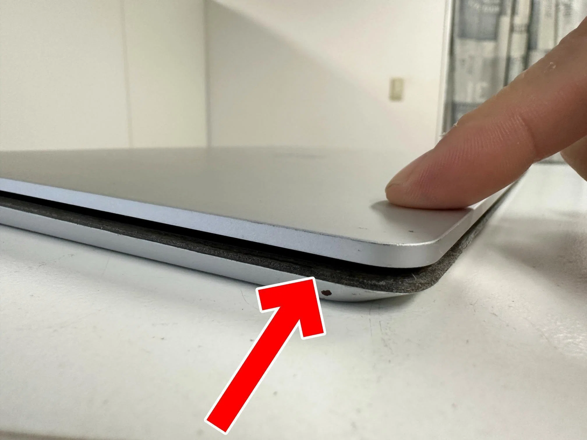 Surface Laptopのバッテリー交換で膨張により画面が閉まらない不具合が