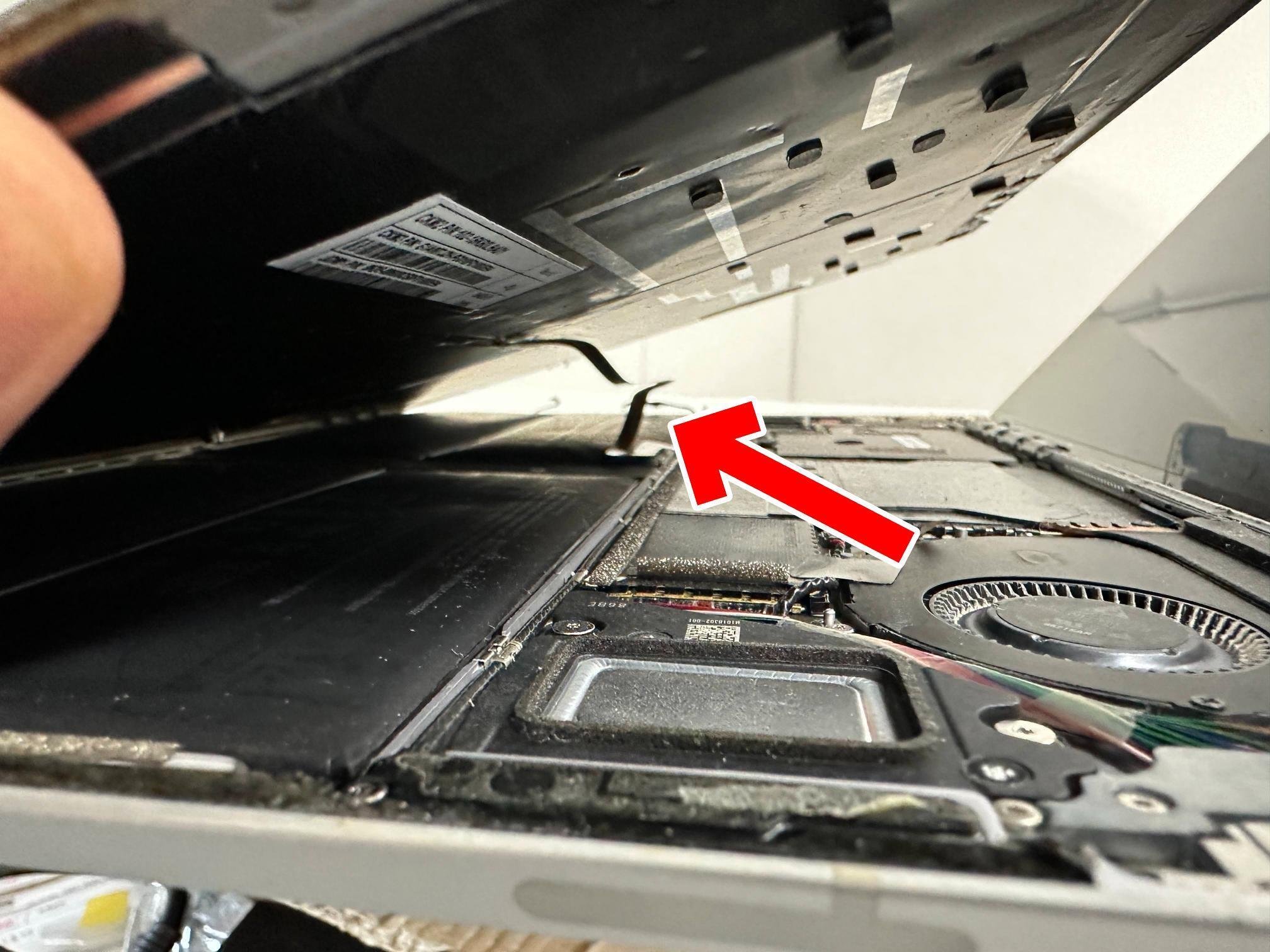 Surface Laptopのバッテリー交換で膨張により画面が閉まらない Surface Laptopのバッテリー交換で膨張により画面が閉まらない