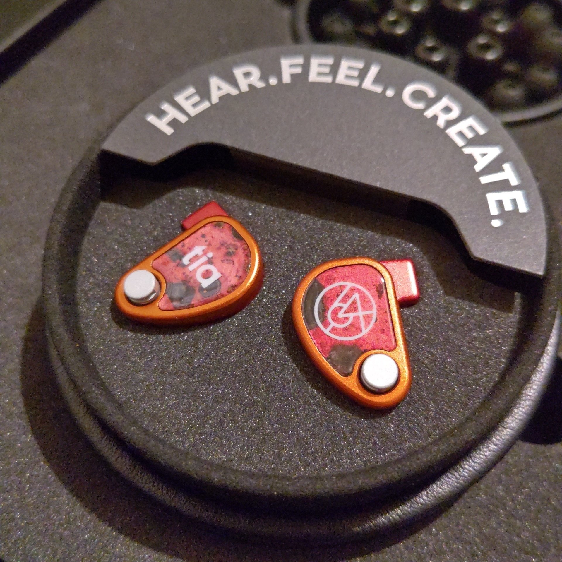 イヤホン Symphonium Audio Helios Symphonium audio Heliosのレビュー 高精細で引き締まった音を鳴らす