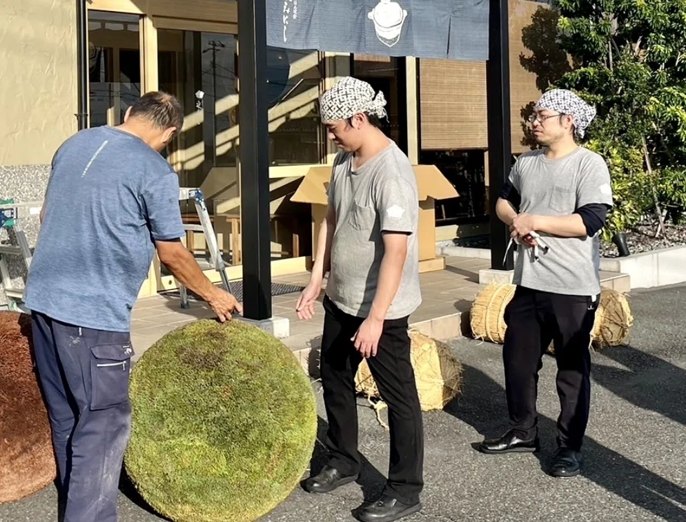 米えにしの軒先にある丸い玉「杉玉」（すぎだま）｜お知らせ