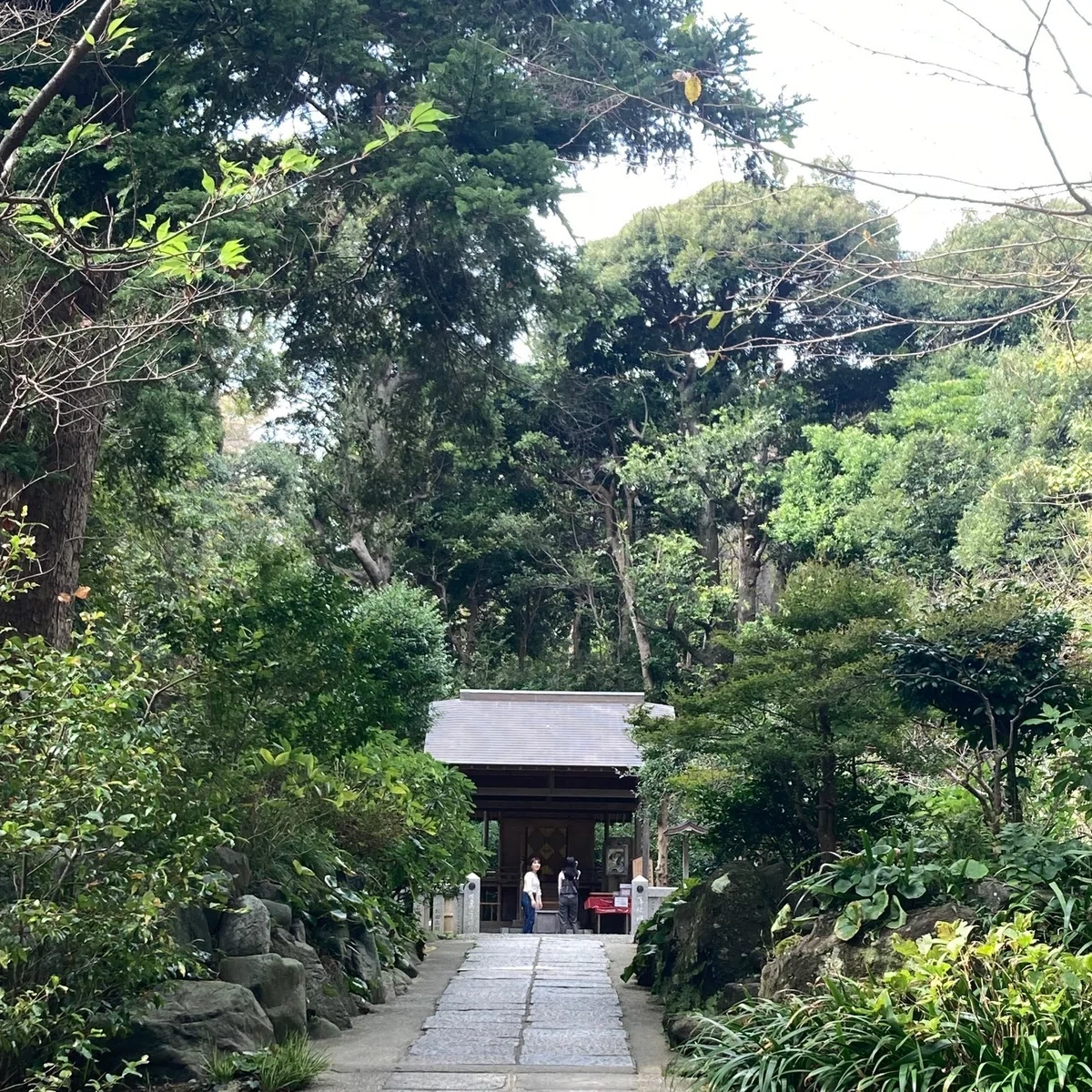 葛原岡神社の本殿への道