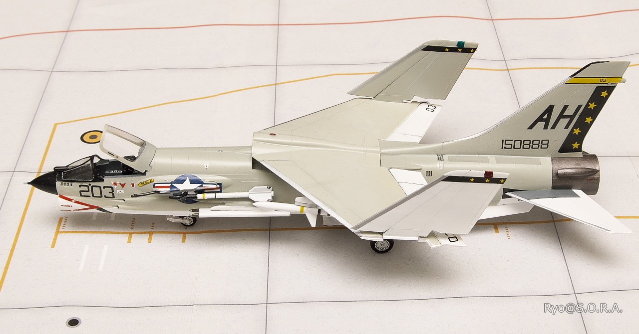 プラモデル完成機　1/48　F-8Eクルーセイダー 花金だ！仕事帰りに買うプラモ。1000円でベロベロに酔える